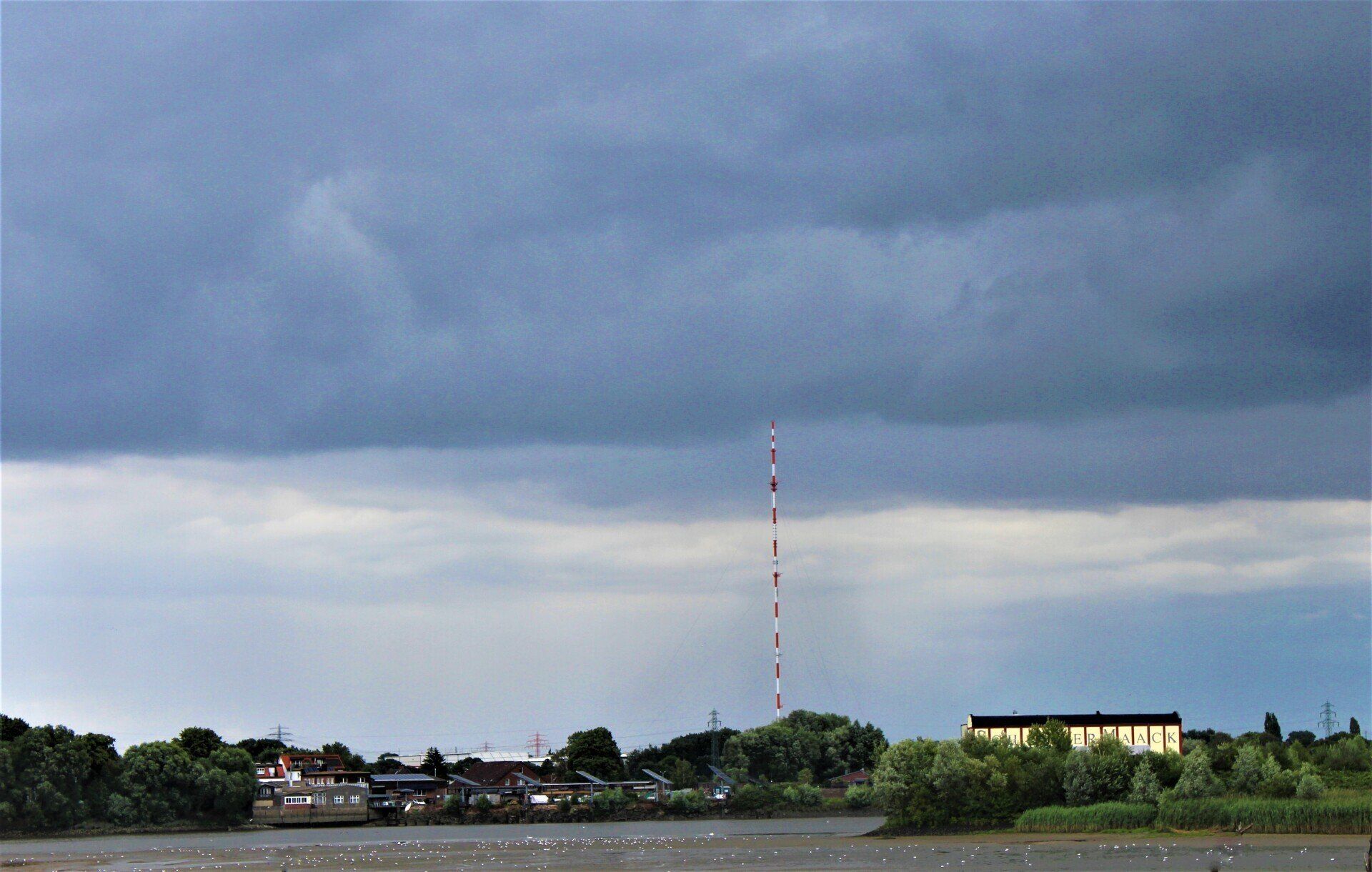 Blick auf den Holzhafen an der Dove Elbe in Hamburg