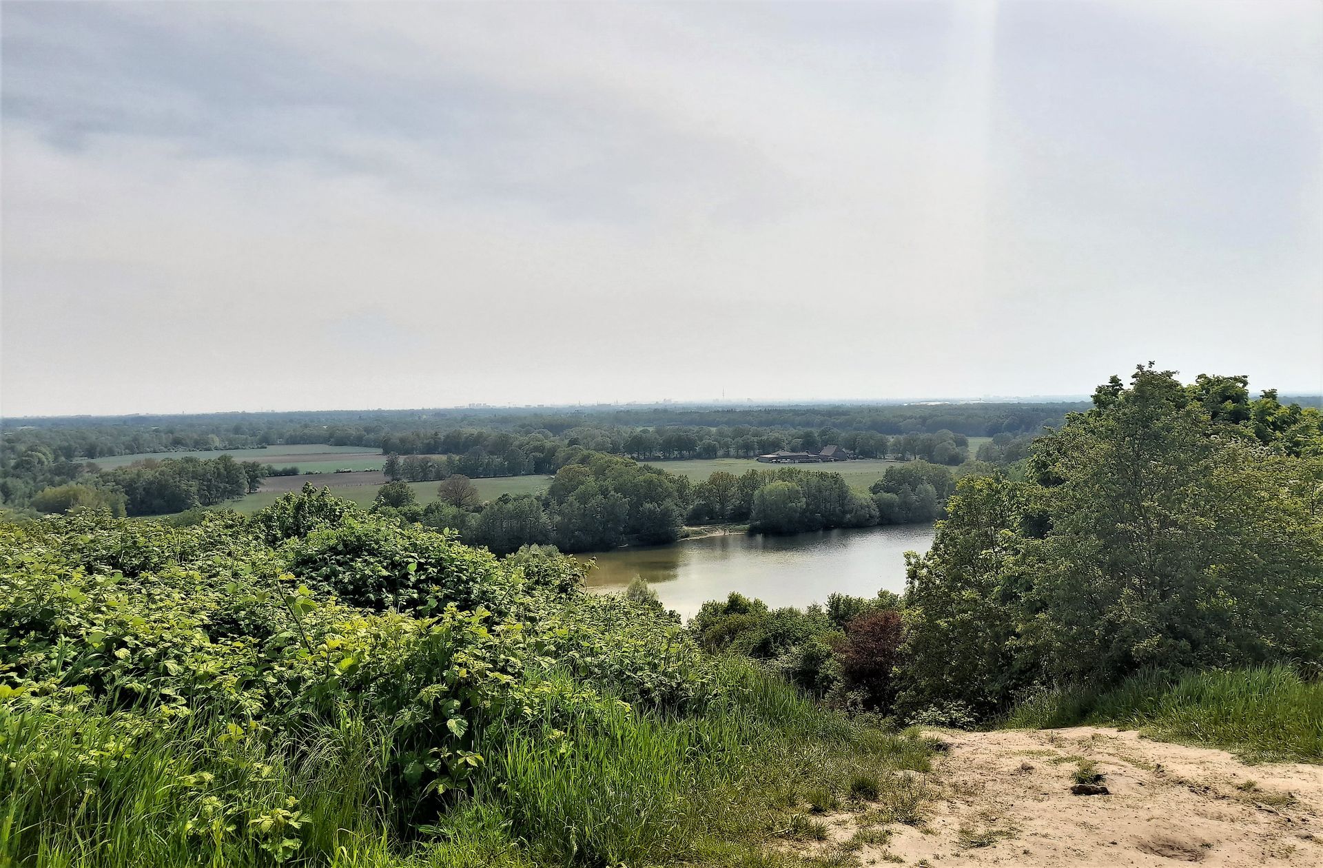 Blick auf den Hummelsee und bis zum Stadtgebiet von Hamburg von Müllberg aus