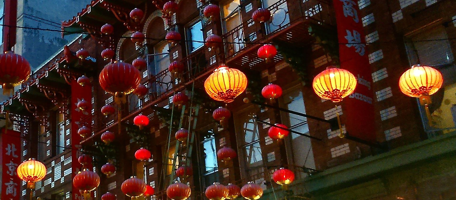 Ansicht einer Backsteinfassade eines Hauses in der Chinatown von San Francisco