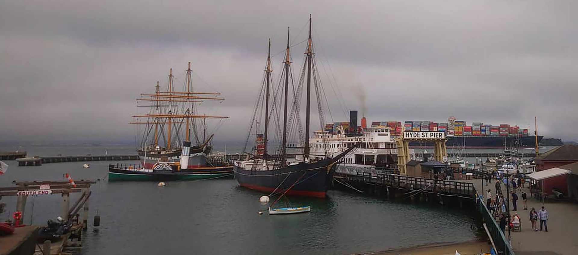 Blick auf Museumsschiffe, die vor dem South End Rowing Club in der San Francisco Bay liegen