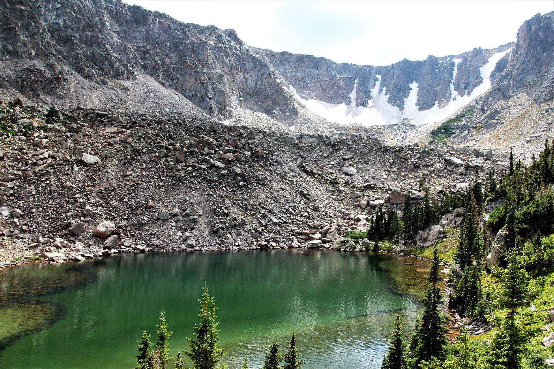 Foto des Iceberg Lake im Glacier National Park. Beste Reisezeit: Sommer und Frühherbst.