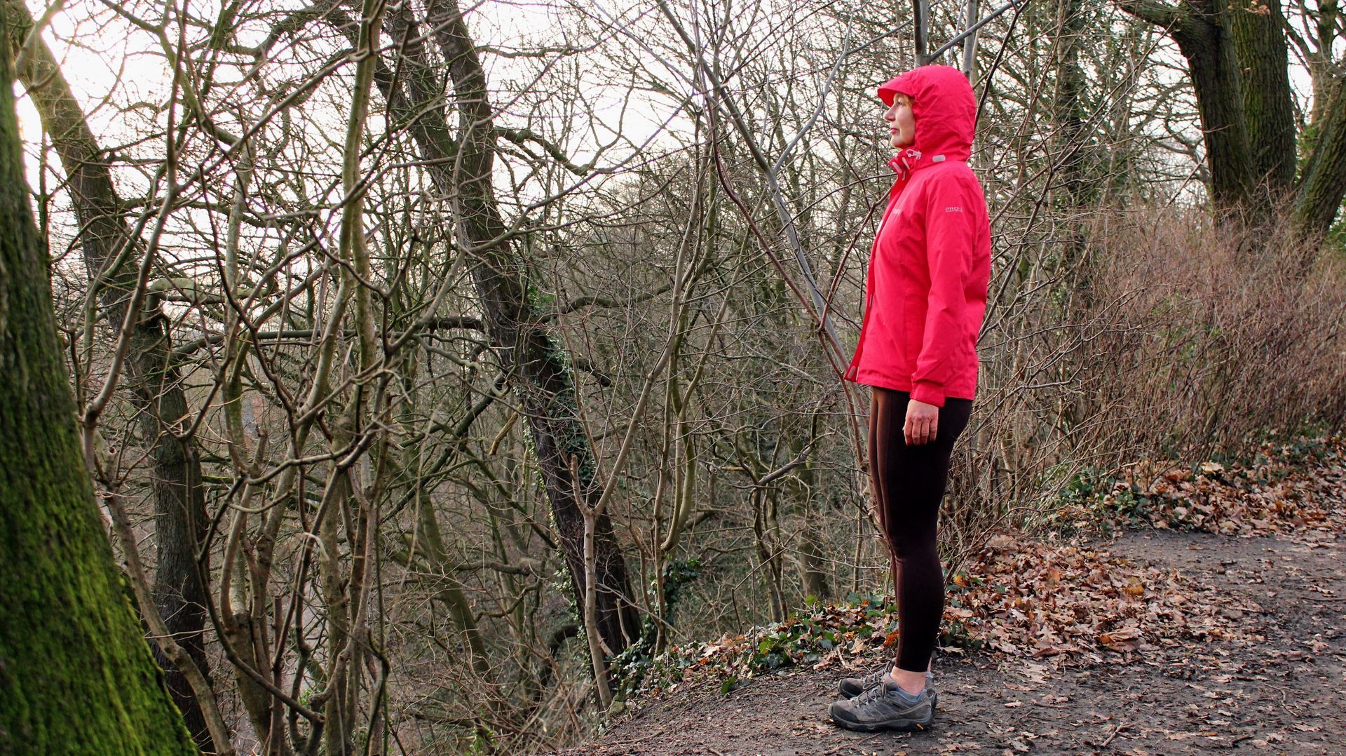 Blick auf die Autorin Dagmar Grutzeck in einer roten Regenjacke zum Wandern