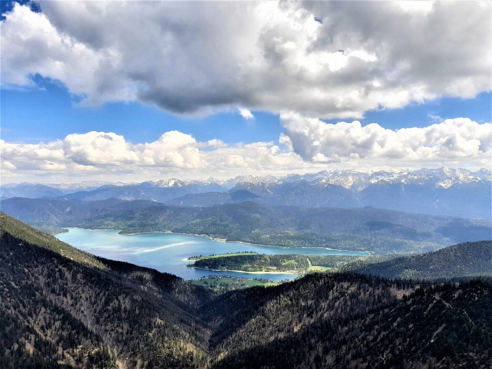 Sicht auf Walchensee und Kochelsee sowie die umliegende Bergwelt.