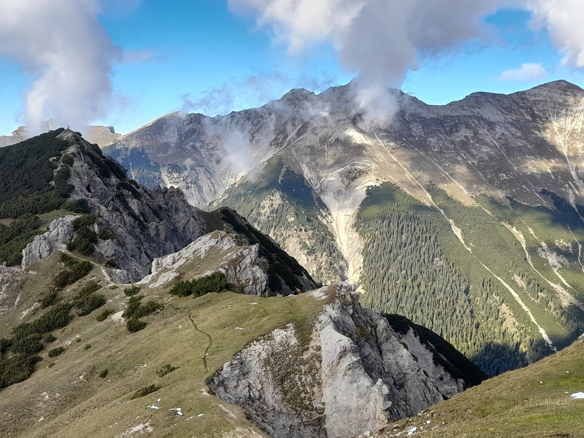 Blick auf das Karwendelgebirge vom Wörnersattel aus.