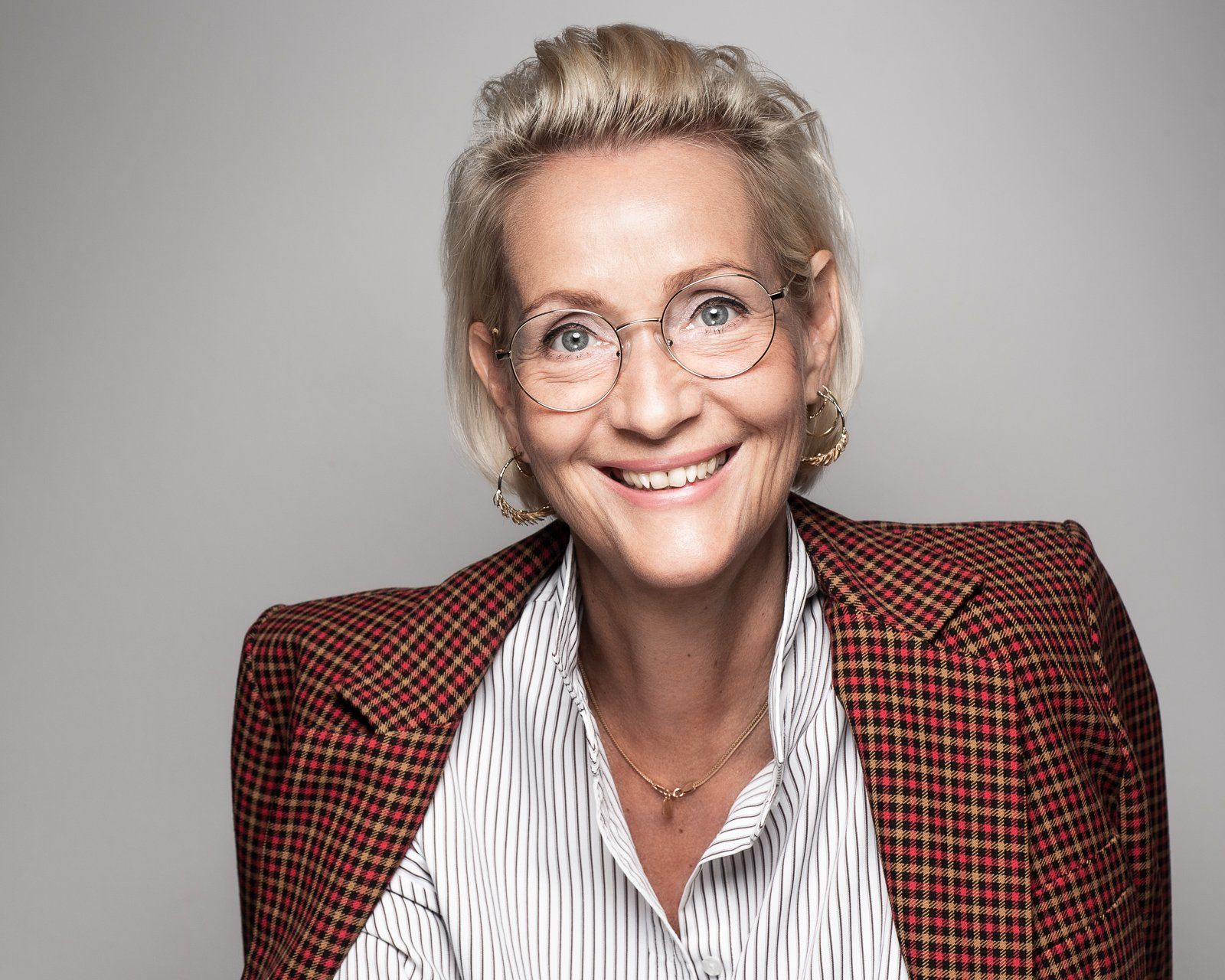 Businessfoto und Media-Porträt-Foto im Fotostudio, Porträtfoto einer Designerin,, Künstler-Porträt-Foto, für Website und Social-Network