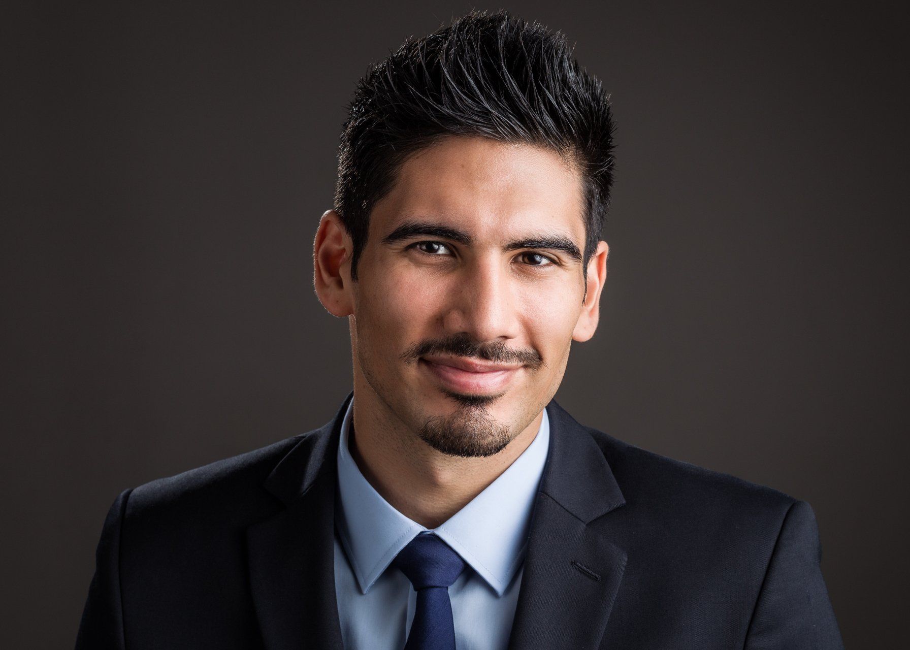 Foto-Studio nahe Düsseldorf: Businessfoto und Media-Porträt-Foto für Unternehmen, Freiberufler, Künstler, Social-Network-Foto für XING, LinkedIn, Facebook, Instagram und Google etc.