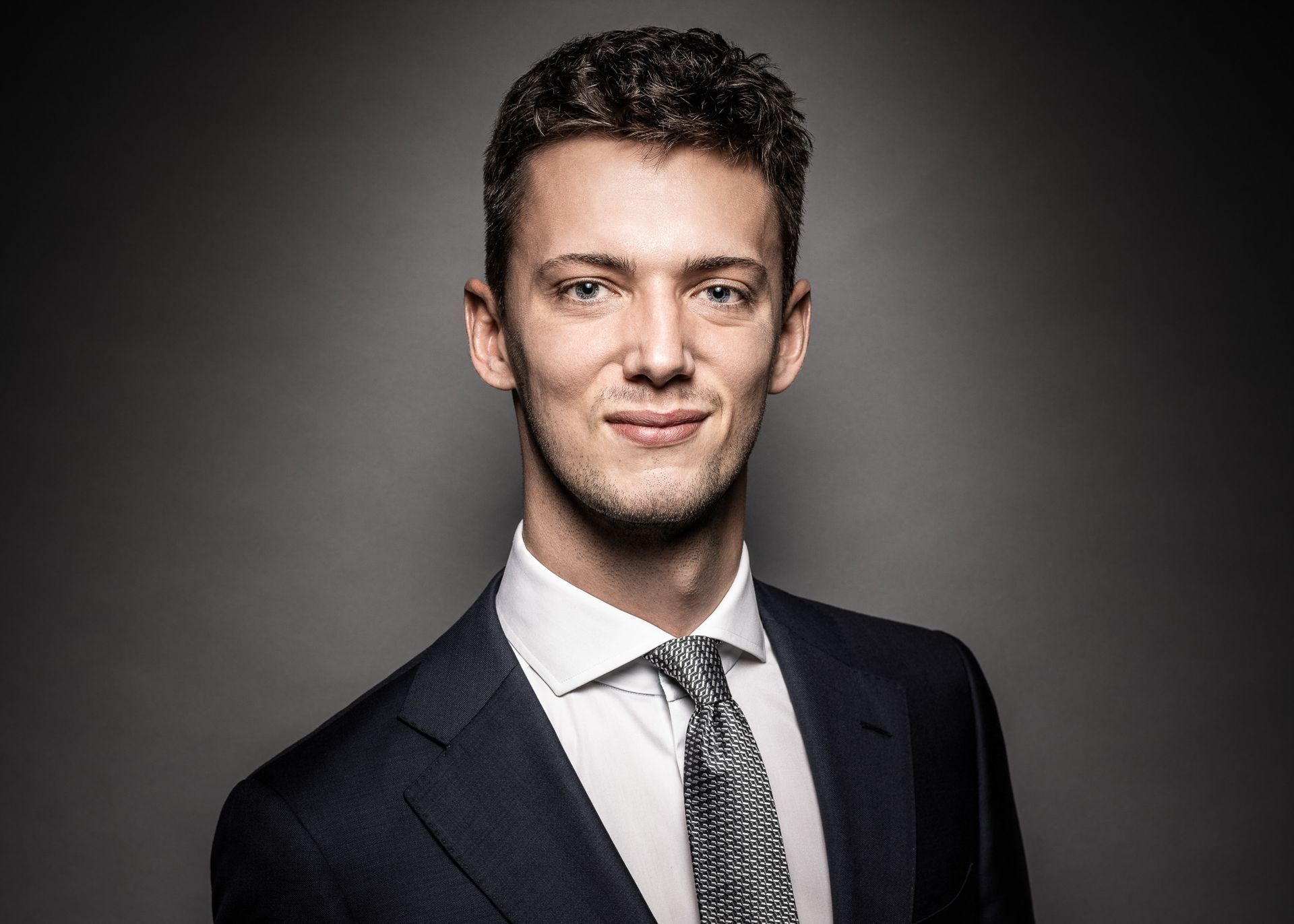 Businessfoto, Media-Foto, Corporate-Porträtfoto,Julius Tekath, Rechtsanwalt, Handels- und Gesellschaftsrecht, Gewerblicher Rechtsschutz, Datenschutzrecht, IT-Recht, Kanzlei Kreutz & Partner, https://kreutzlaw.de/de/home/