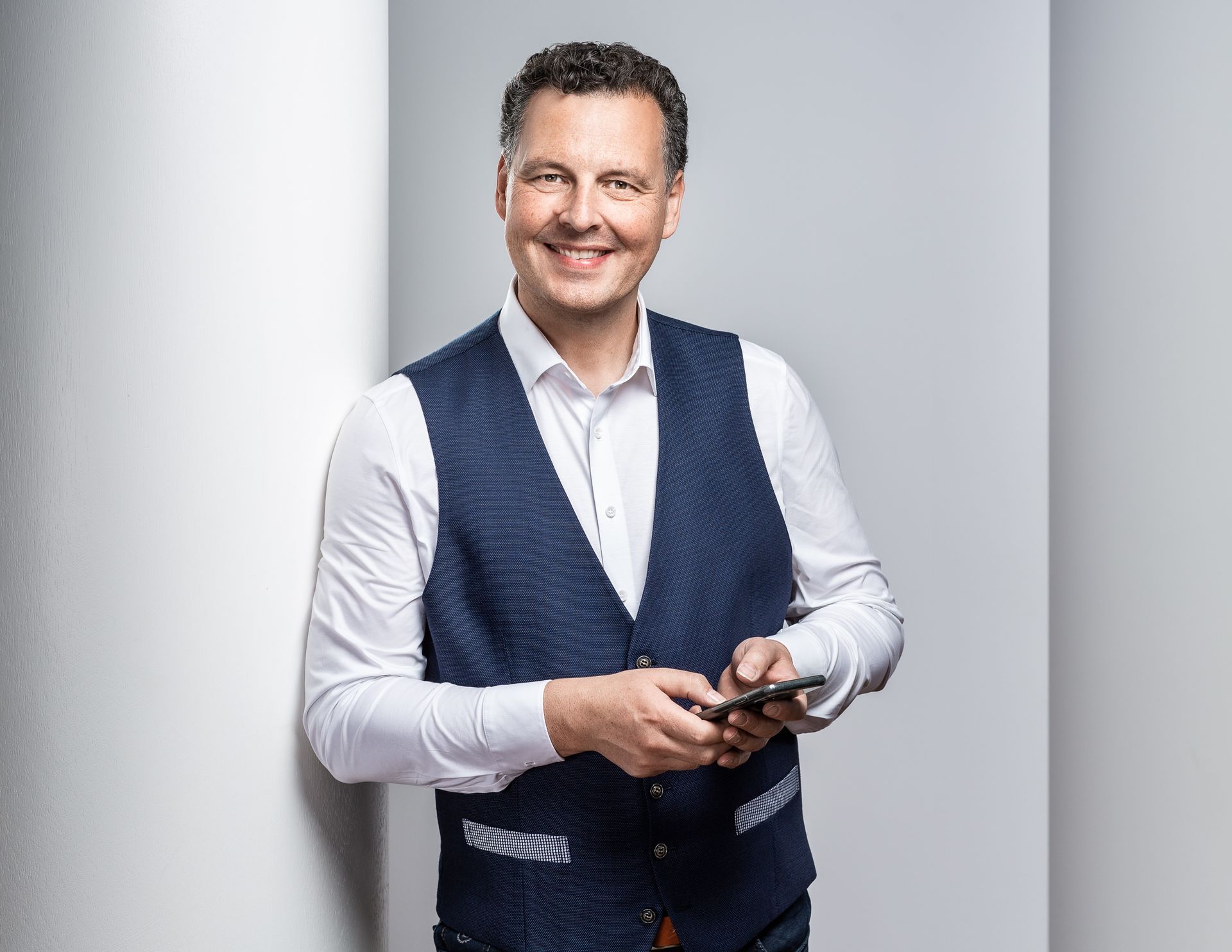 Businessfoto und Media-Porträt-Foto im Studio für Unternehmen, Freiberufler, Künstler, Social-Network-Foto für XING, LinkedIn, Facebook, Instagram etc.