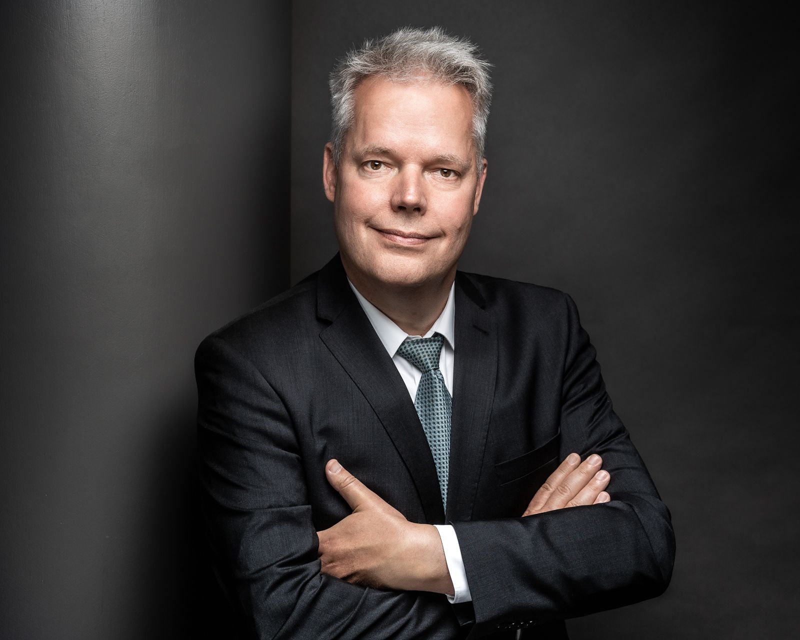 Businessfoto und Media-Porträt-Foto im Studio für Unternehmen, Freiberufler, Künstler, Social-Network-Foto für XING, LinkedIn, Facebook, Instagram etc.