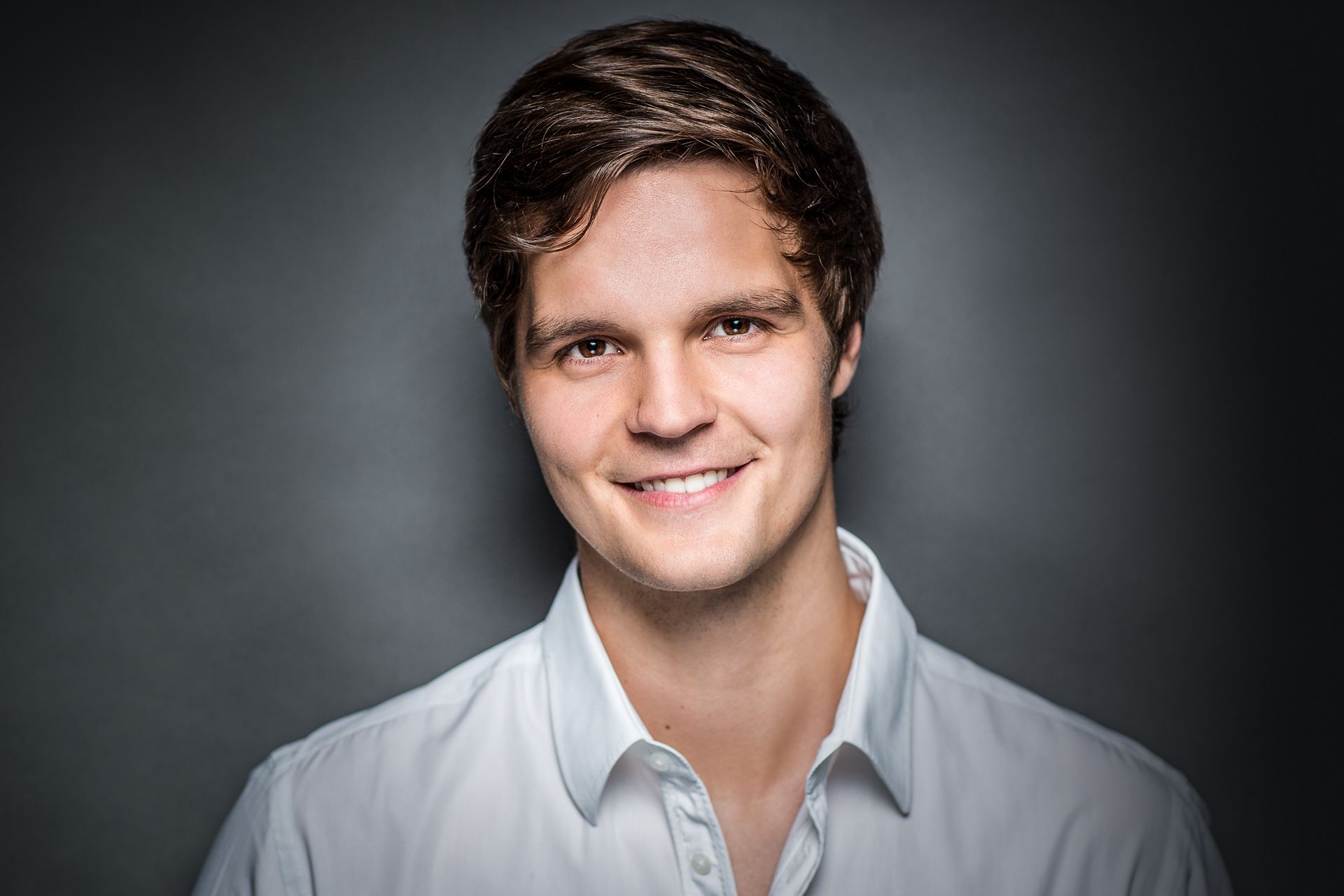 Businessfoto und Media-Porträt-Foto im Foto-Studio nahe Düsseldorf für Unternehmen, Freiberufler, Künstler, Social-Network-Foto für XING, LinkedIn, Facebook, Instagram etc.