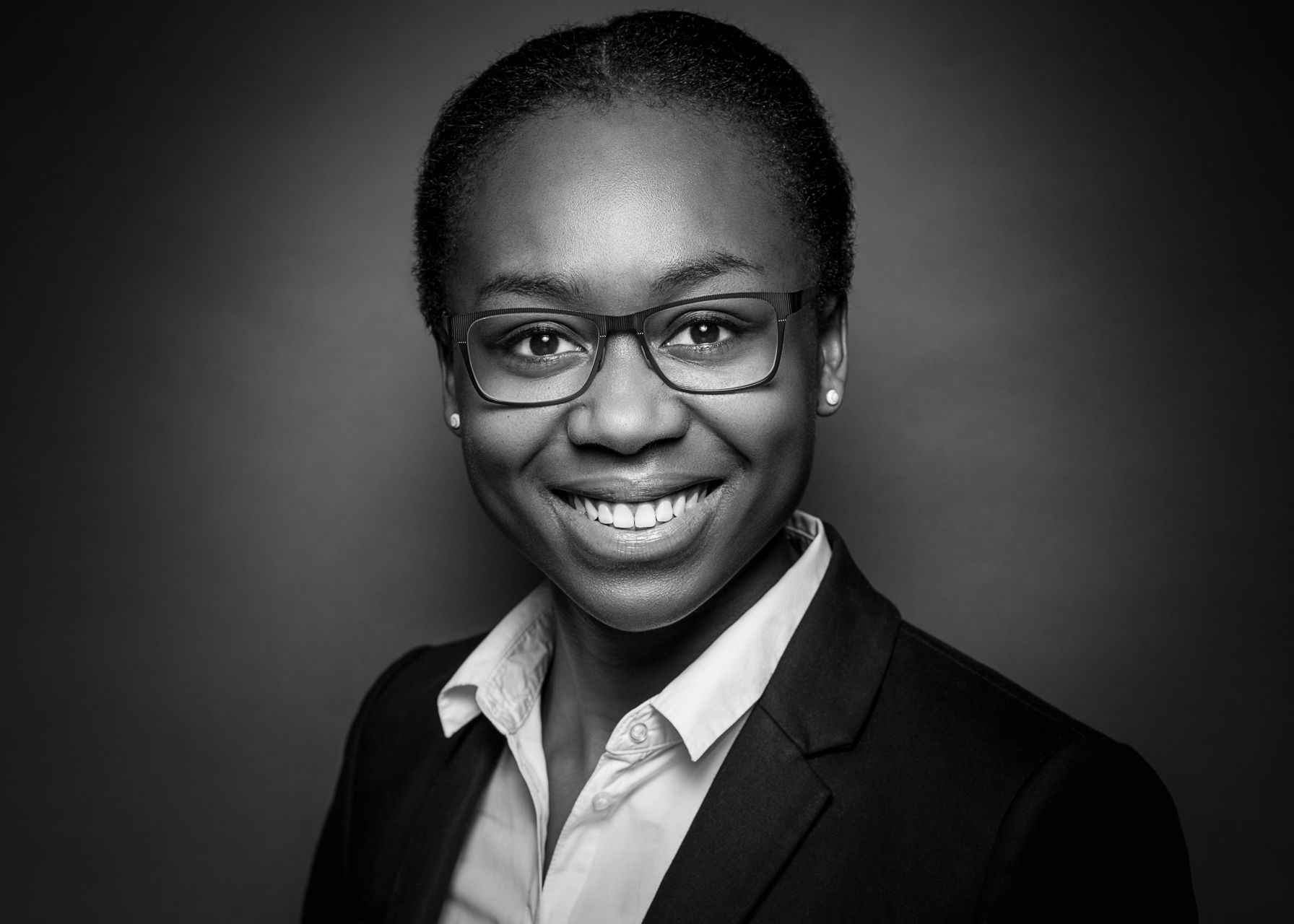 Businessfoto und Media-Porträt-Foto im Foto-Studio nahe Düsseldorf für Unternehmen, Freiberufler, Künstler, Social-Network-Foto für XING, LinkedIn, Facebook, Instagram etc.