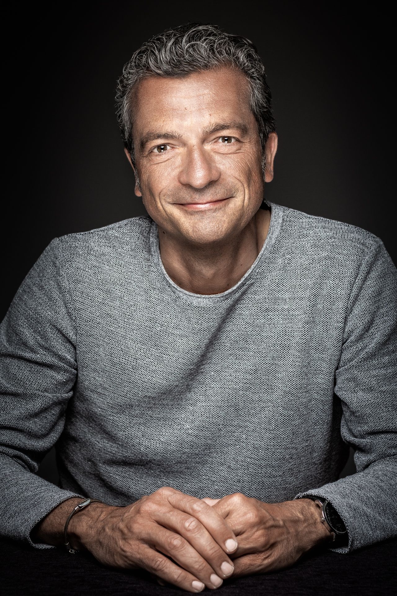 Businessfoto und Media-Porträt-Foto im Studio für Unternehmen, Freiberufler, CEO, für Social-Network