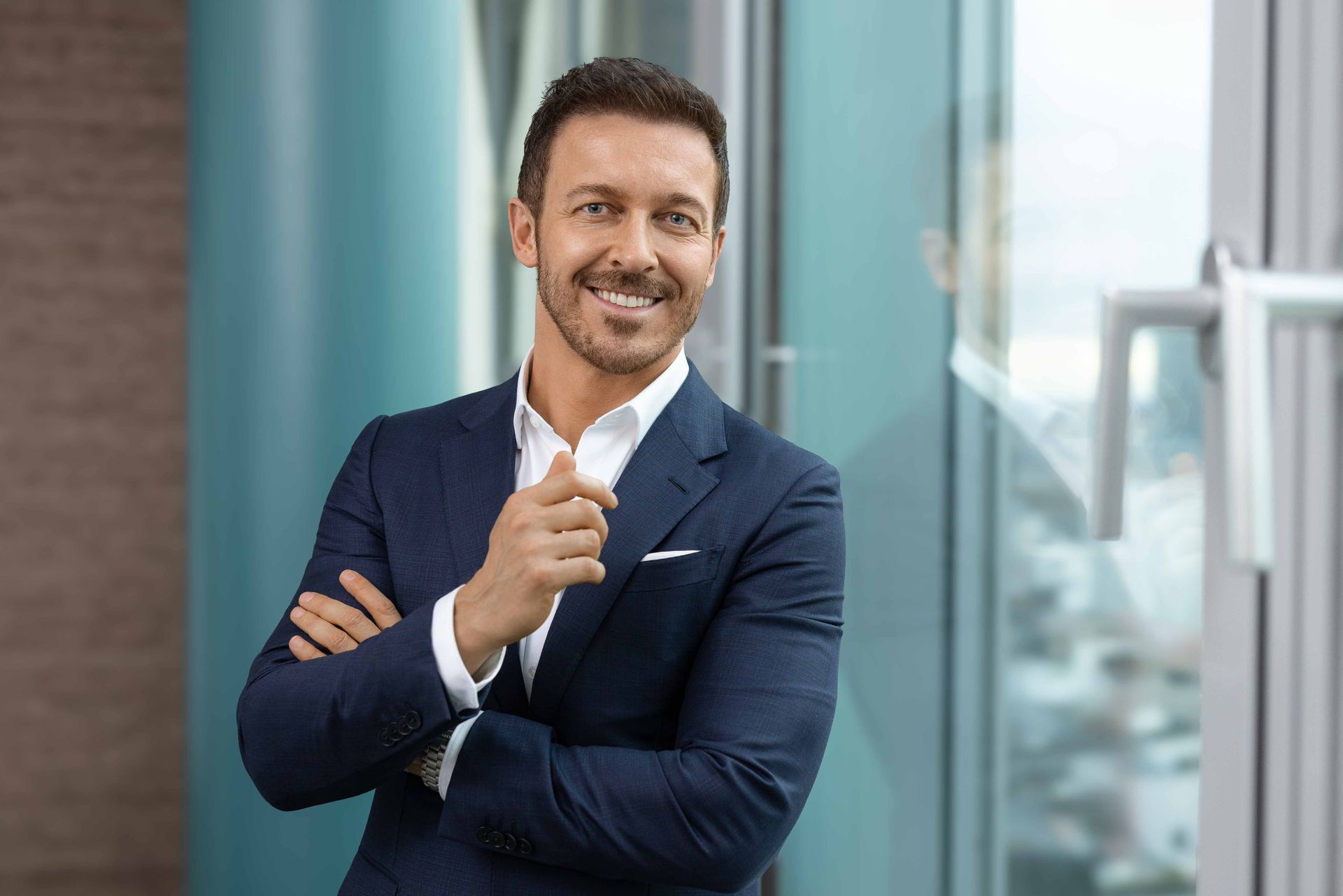 Business-Porträtfoto, On-Location, Dreischeibenhaus Düsseldorf, NRW, CEO Dr. Christoph Knitter, Knitter & Associates GmbH,
https://www.knitter-associates.com/