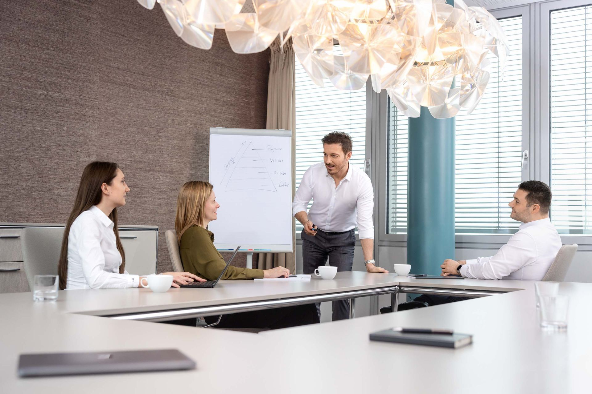 Corporate-Foto, Team-Szene-Foto, Business-Porträtfoto, Editorial-Foto,
Dreischeibenhaus Düsseldorf, NRW, Knitter & Associates GmbH, https://www.knitter-associates.com/