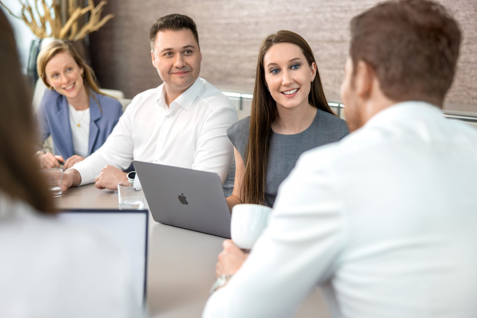 Corporate-Foto, Team-Szene-Foto, Business-Porträtfoto, Editorial-Foto,
Dreischeibenhaus Düsseldorf, NRW, Knitter & Associates GmbH, https://www.knitter-associates.com/