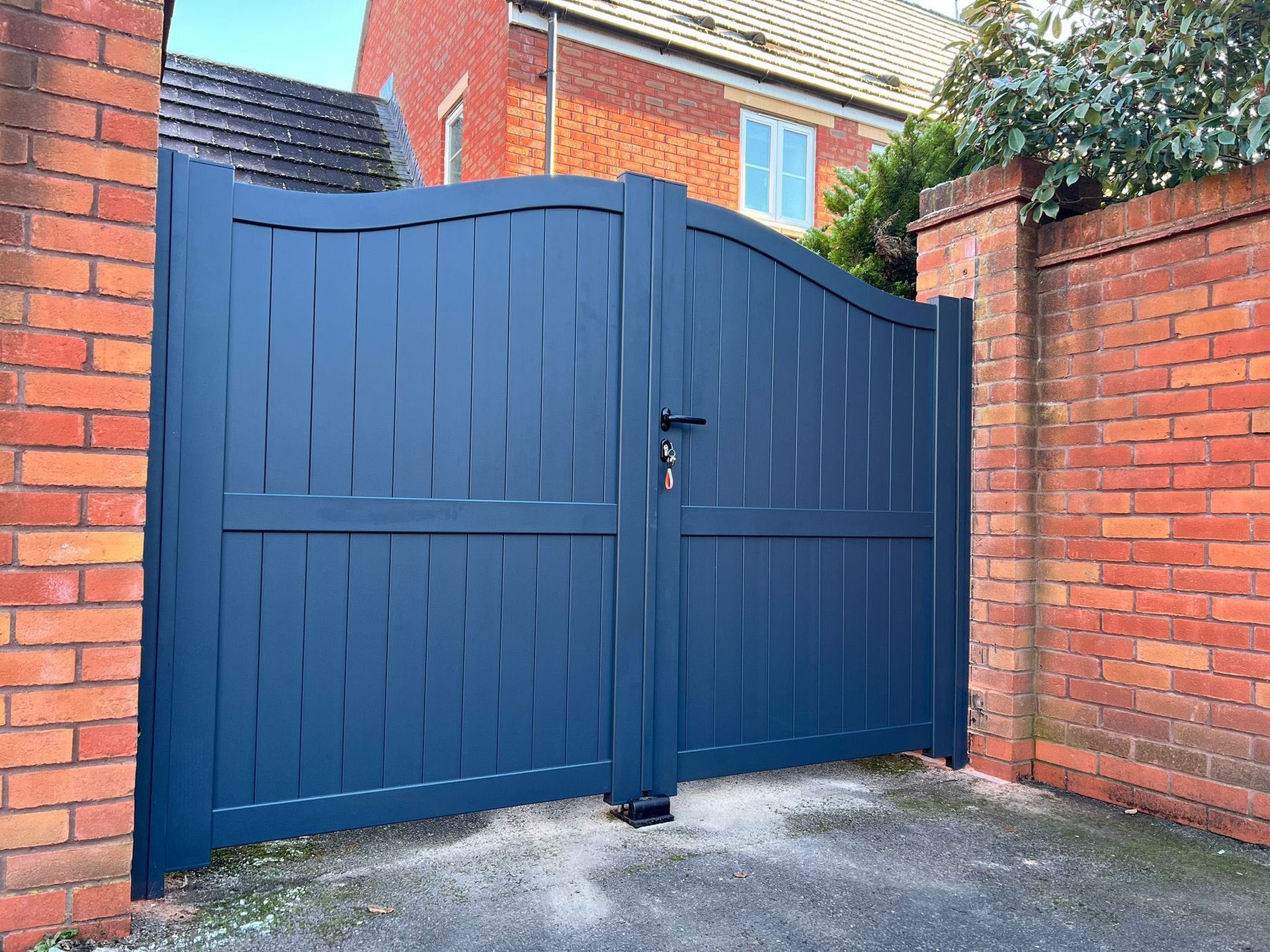 Manual Driveway Gates in aluminium