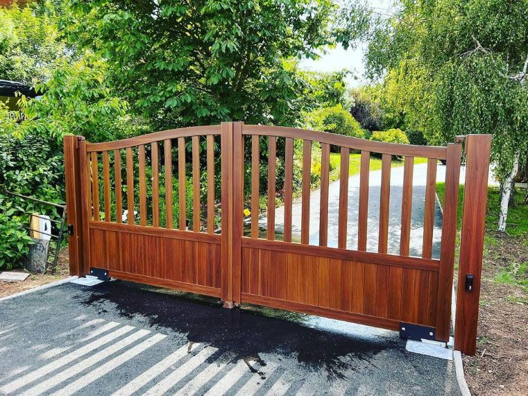 Woodgrain effect aluminium driveway gate