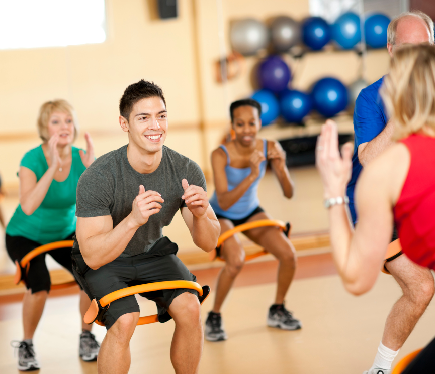 Firmenmitarbeiter trainieren gemeinsam und haben Spaß.