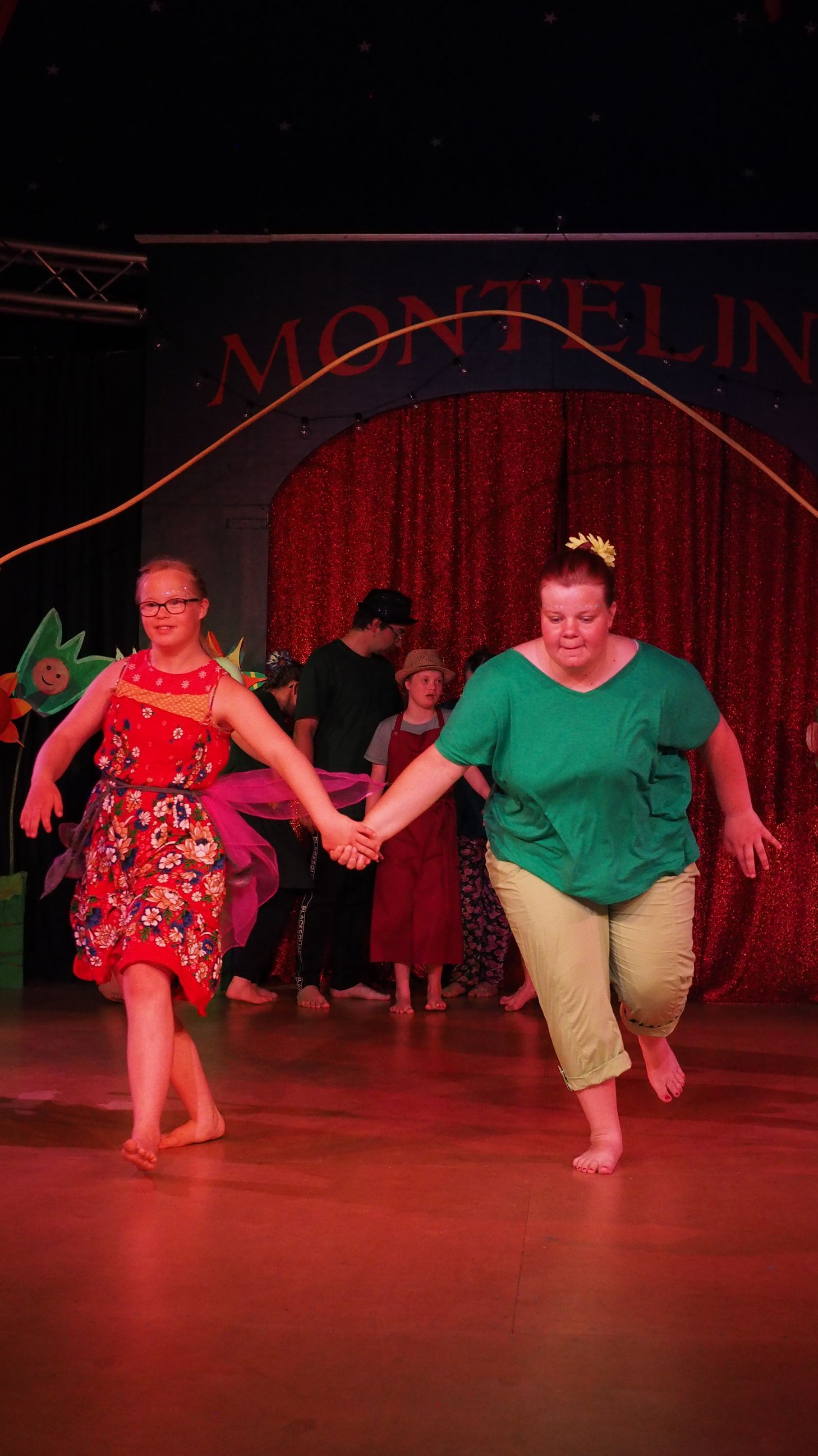 Zirkuszelt: Zu sehen sind die Trainierenden aus der Mix-Gruppe mit Handicap.