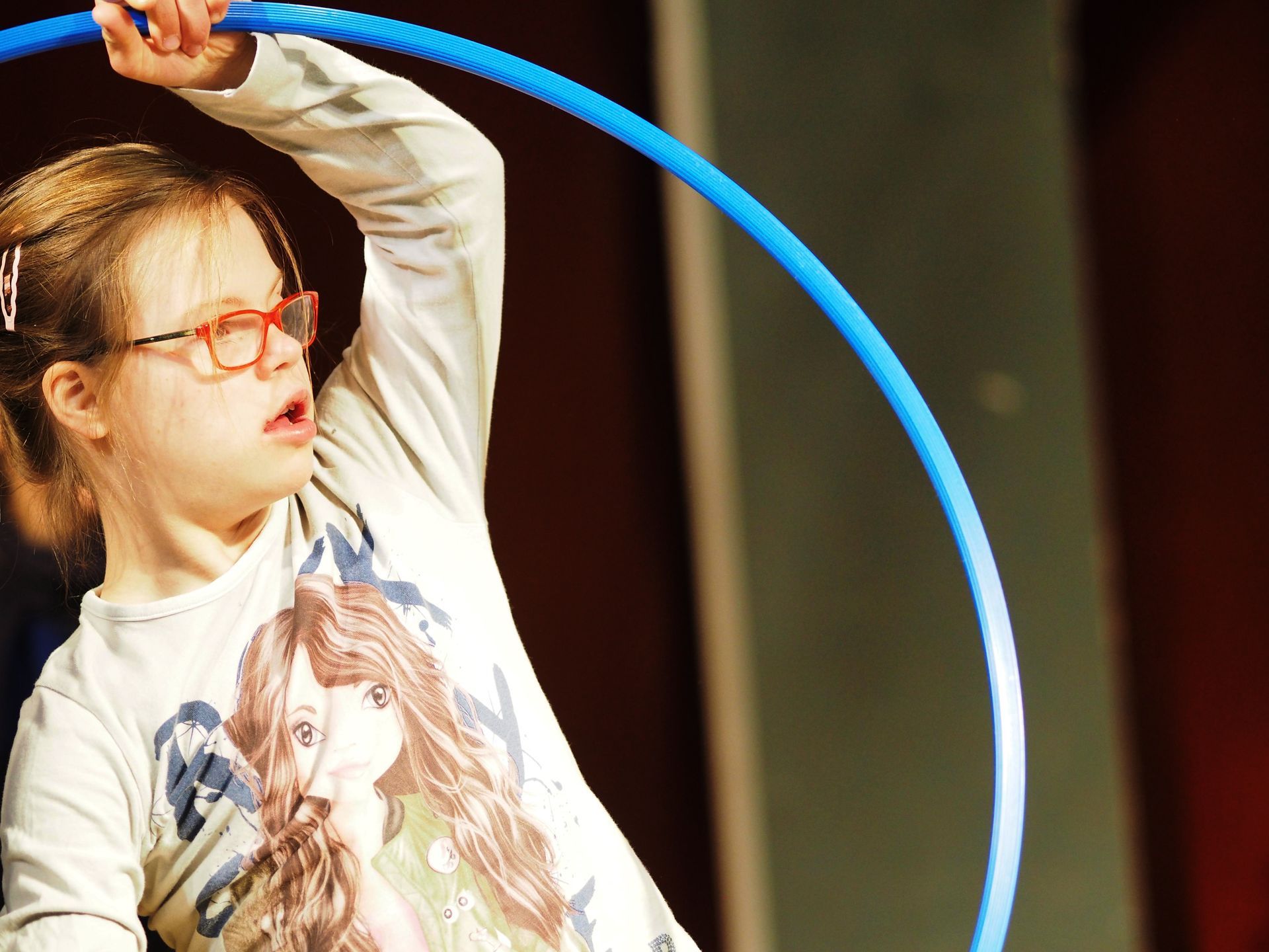 Eine Trainierende aus der Mix-Gruppe übt mit dem Hulla-Hoop-Reifen.