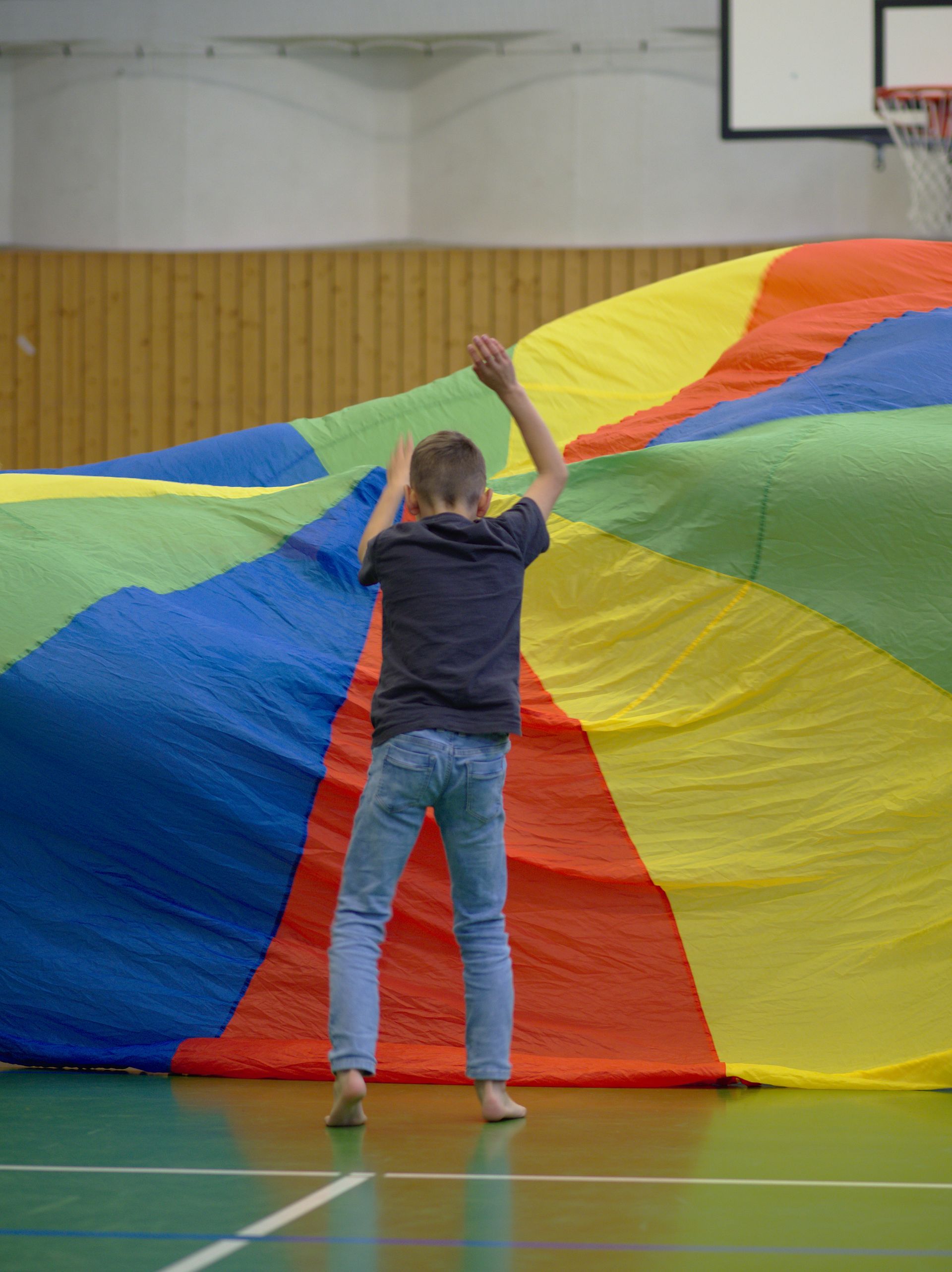Ein TRainierender bereitet das Schwungtuch für das Training der Turnhalle vor.