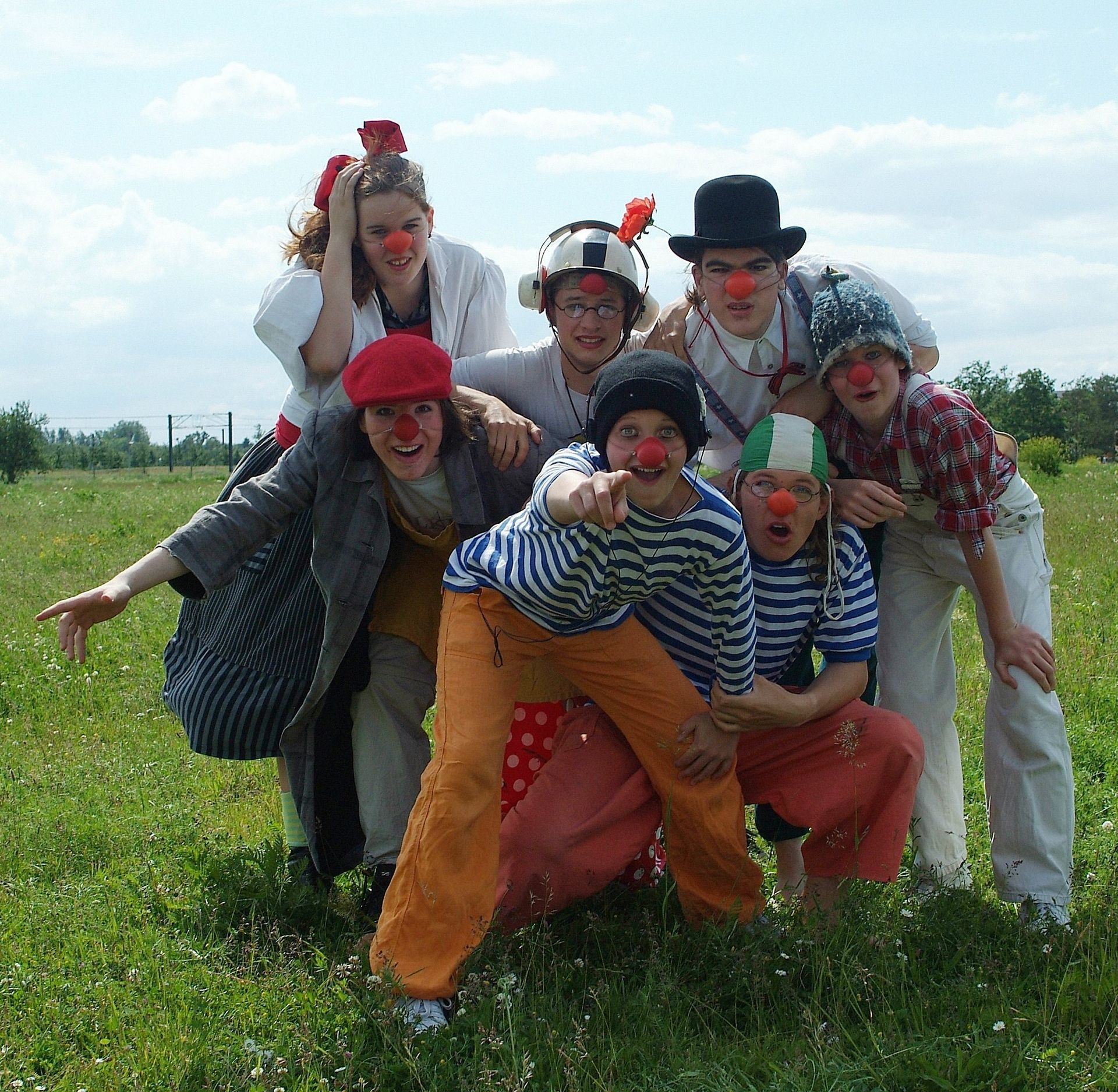 Eine gruppe als Clown verkleidete Menschen schauen in die Kamera.