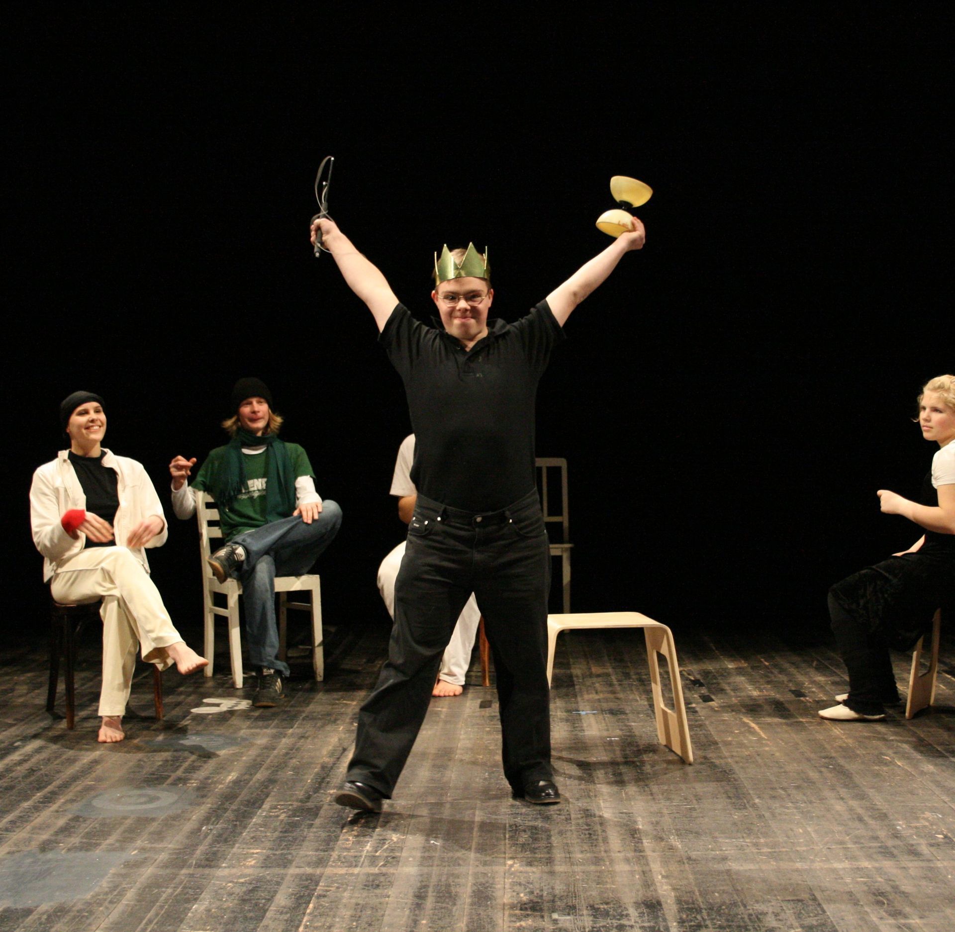 Im Zirkuszelt: ein Trainierender aus der Mix-Gruppe ist mit dem Diabolo zu sehen.