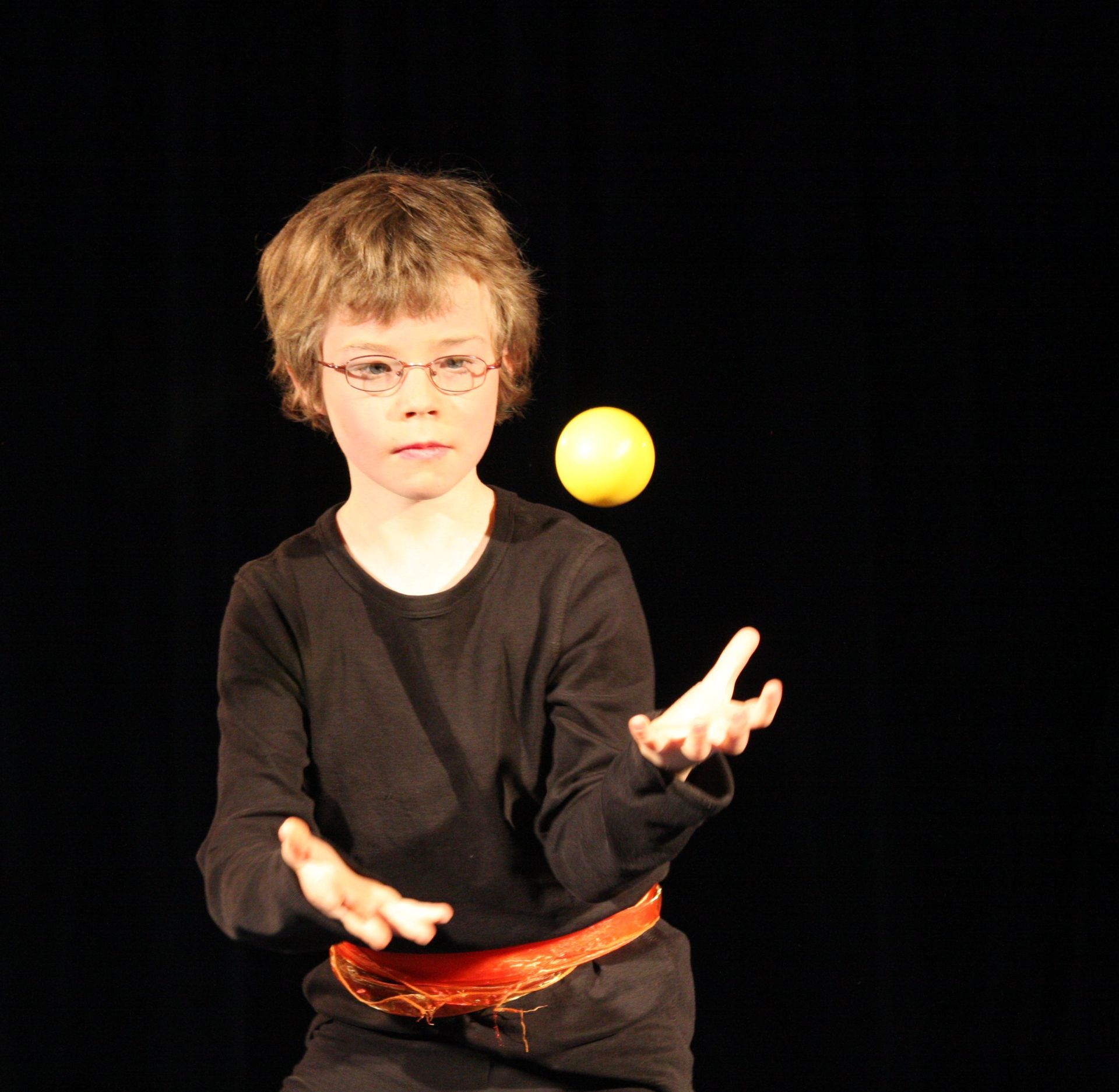 Ein Junge jongliert.