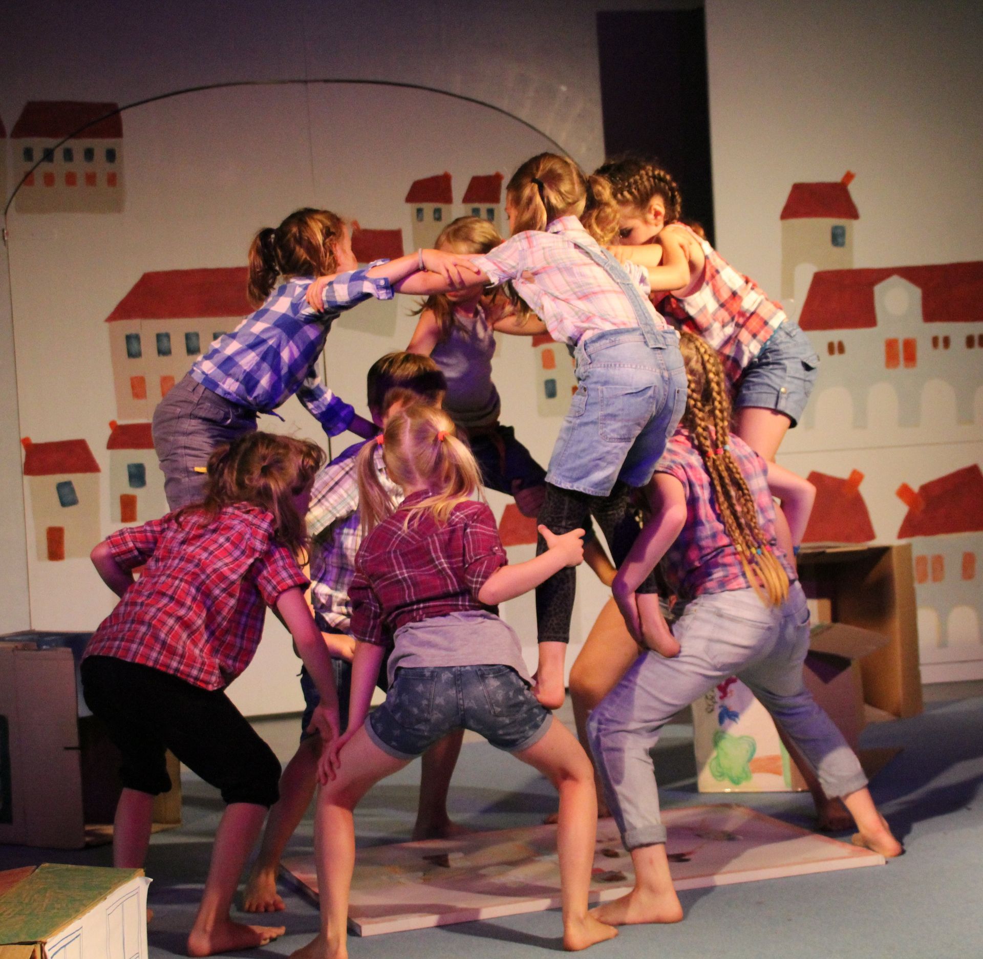 Im Zirkuszelt: eine Gruppe von Kindern stellt sich zu einer menschlichen Pyramide zusammen.