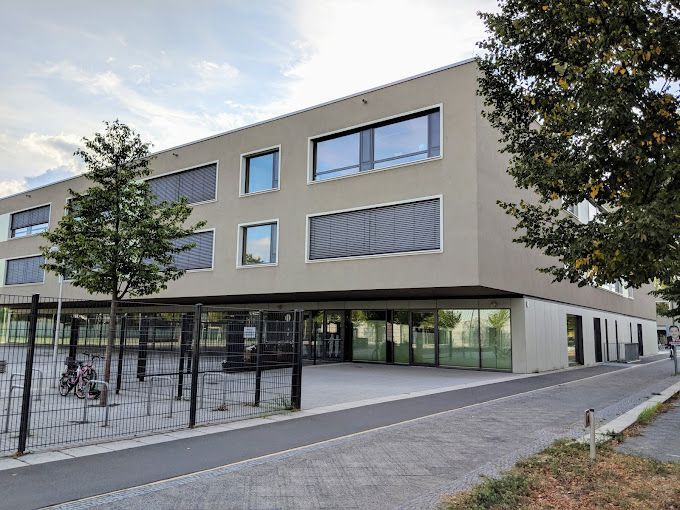 Die Grundschule Bornstedt wird gezeigt.