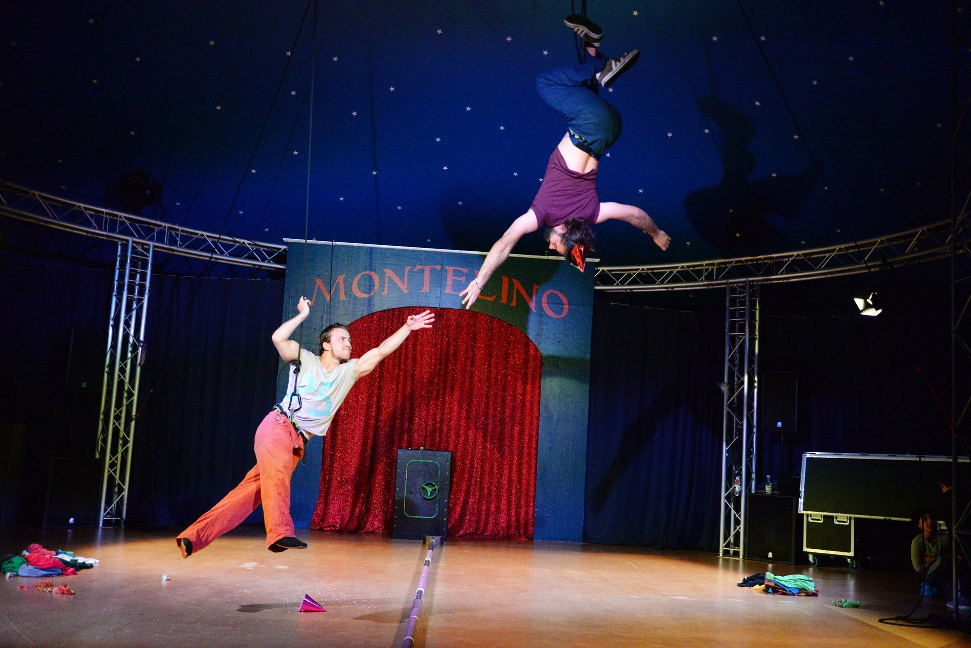 Im Zirkuszelt: 2 Artistinnen zeigen eine Übung in der Luft an Ringen.