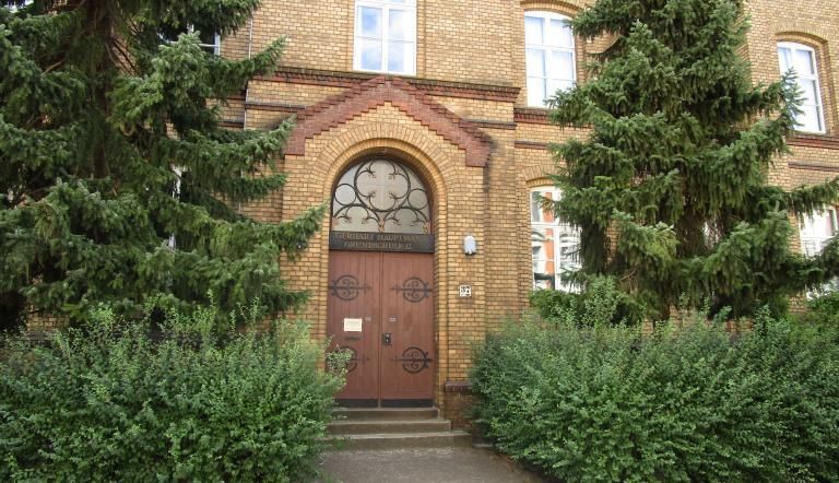 Der Eingang der Gerhart-Hauptmann-Grundschule wird gezeigt.