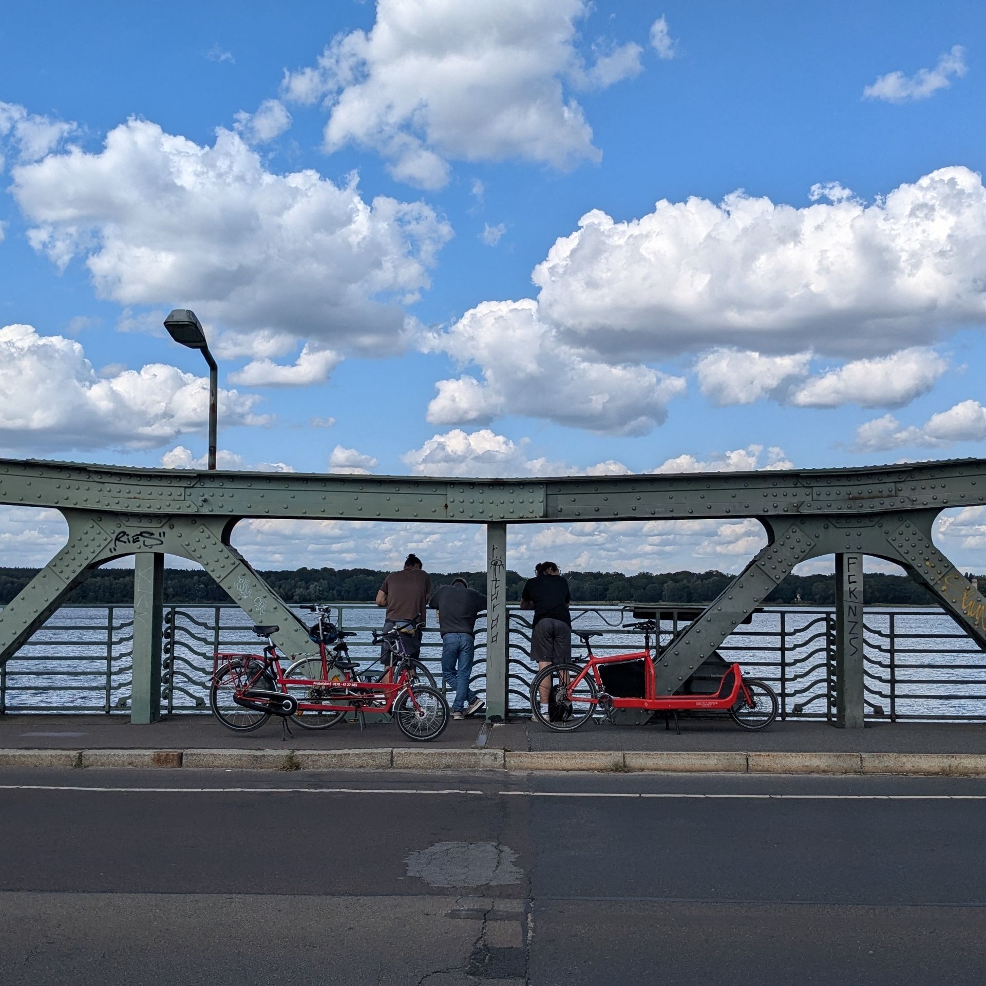 Graffiti-Wand, bunte Tags.