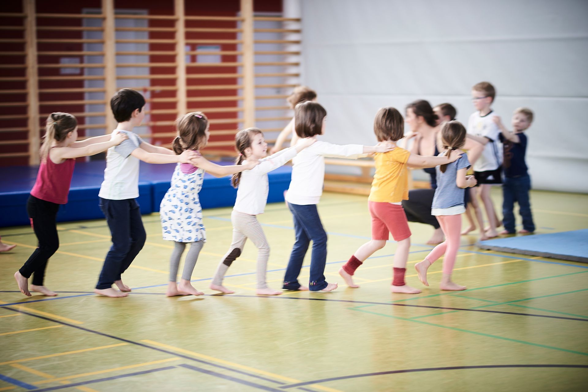 Im Mini-Maxi-Training gehen die Kids in einer Schlange und berühren die Person vor sich an den Schultern.