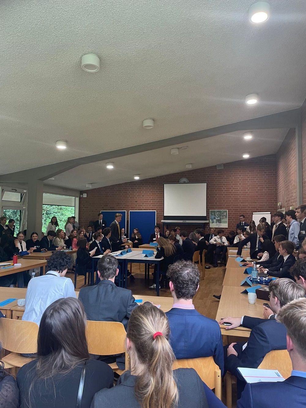 Schüler:innen beim Planspiel