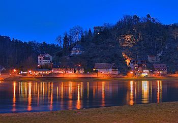 Haus Elbtalblick an der Elbe bei Abendstimmung