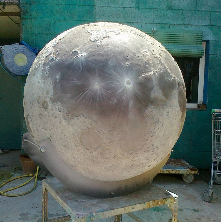 Pintura de la superfície lunar para CosmoCaixa - Escultura: Gecco3D