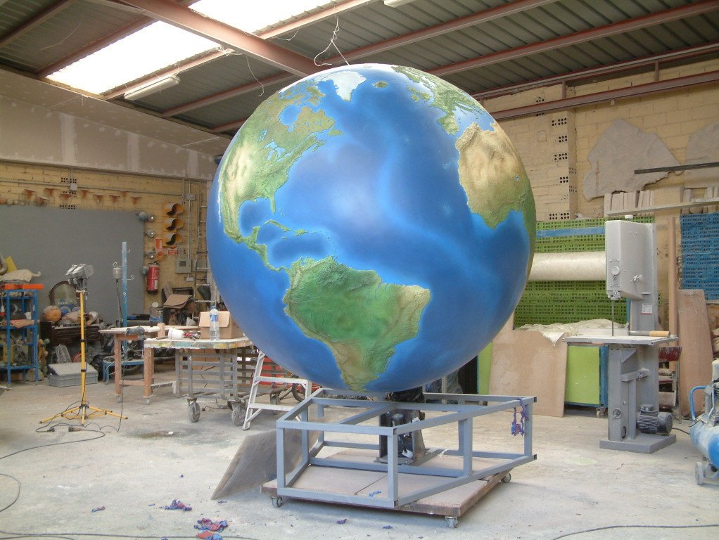 Pintura del globo terráqueo para CosmoCaixa -  Escultura: Gecco3D