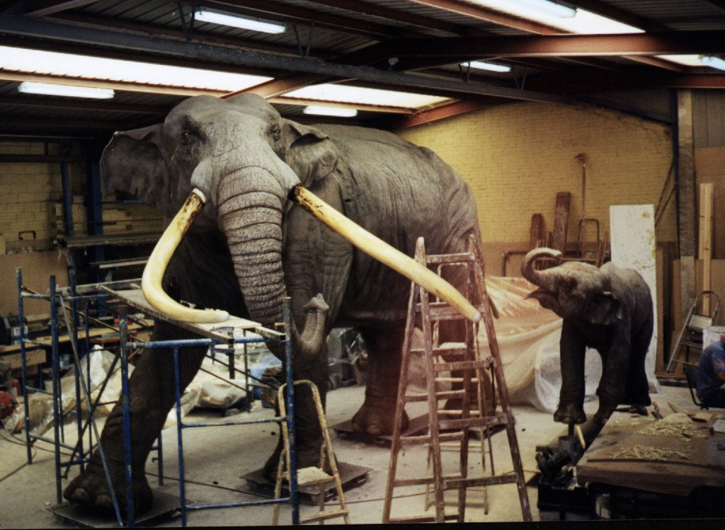 Pintura de mamut hembra con su cría. Escultura: Gàlic