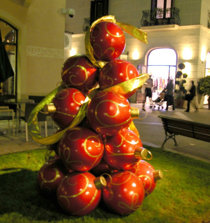 Decoración de ficticios de bolas navideñas. Escenografia: Lali Canosa