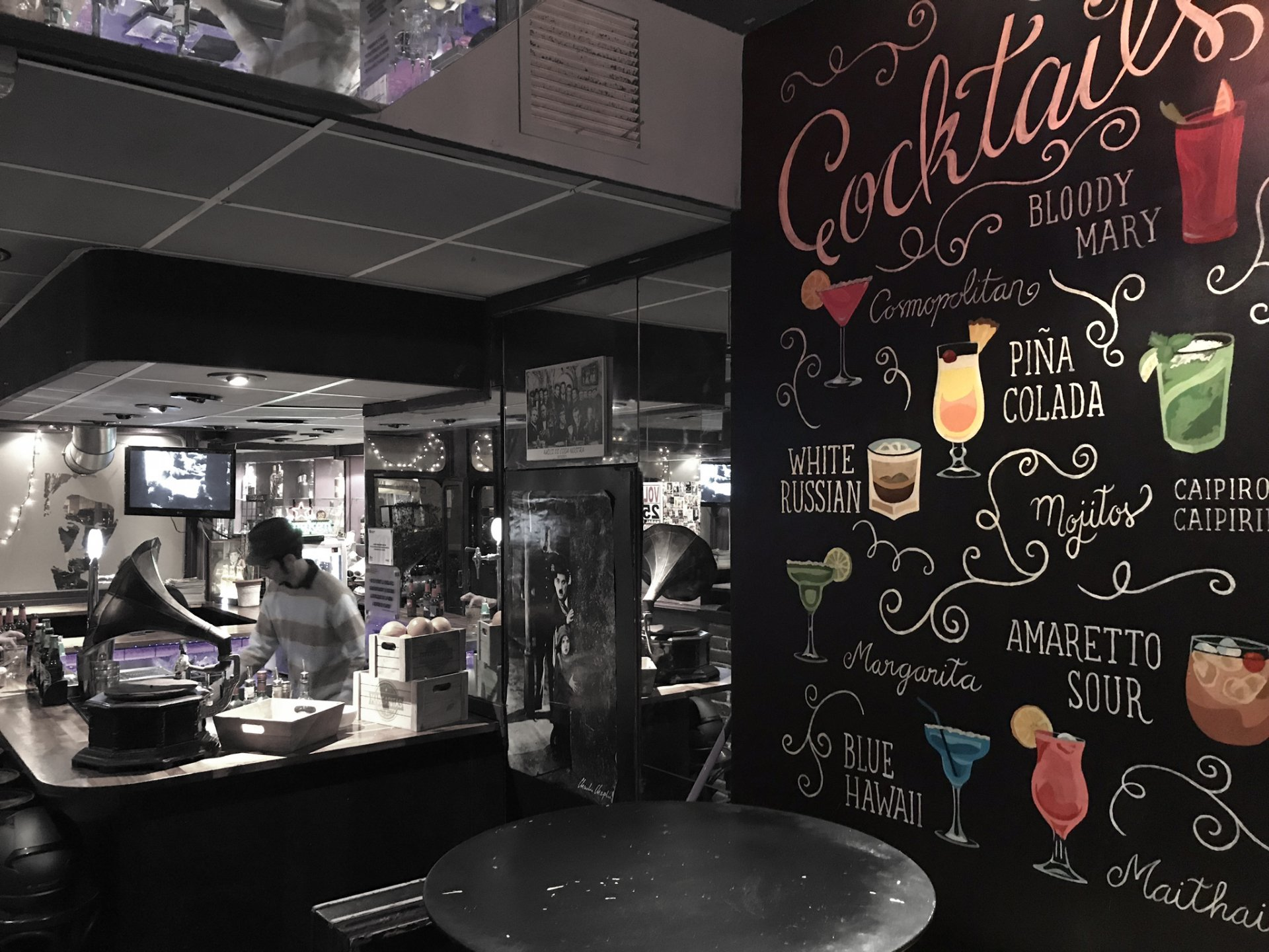 Lettering mural de la carta de cocktails para el Pub Schultz