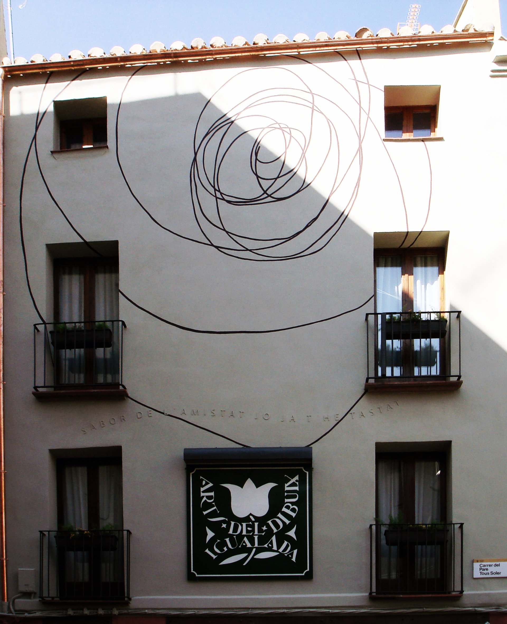 Pintura mural y esgrafiado para la fachada de la academia