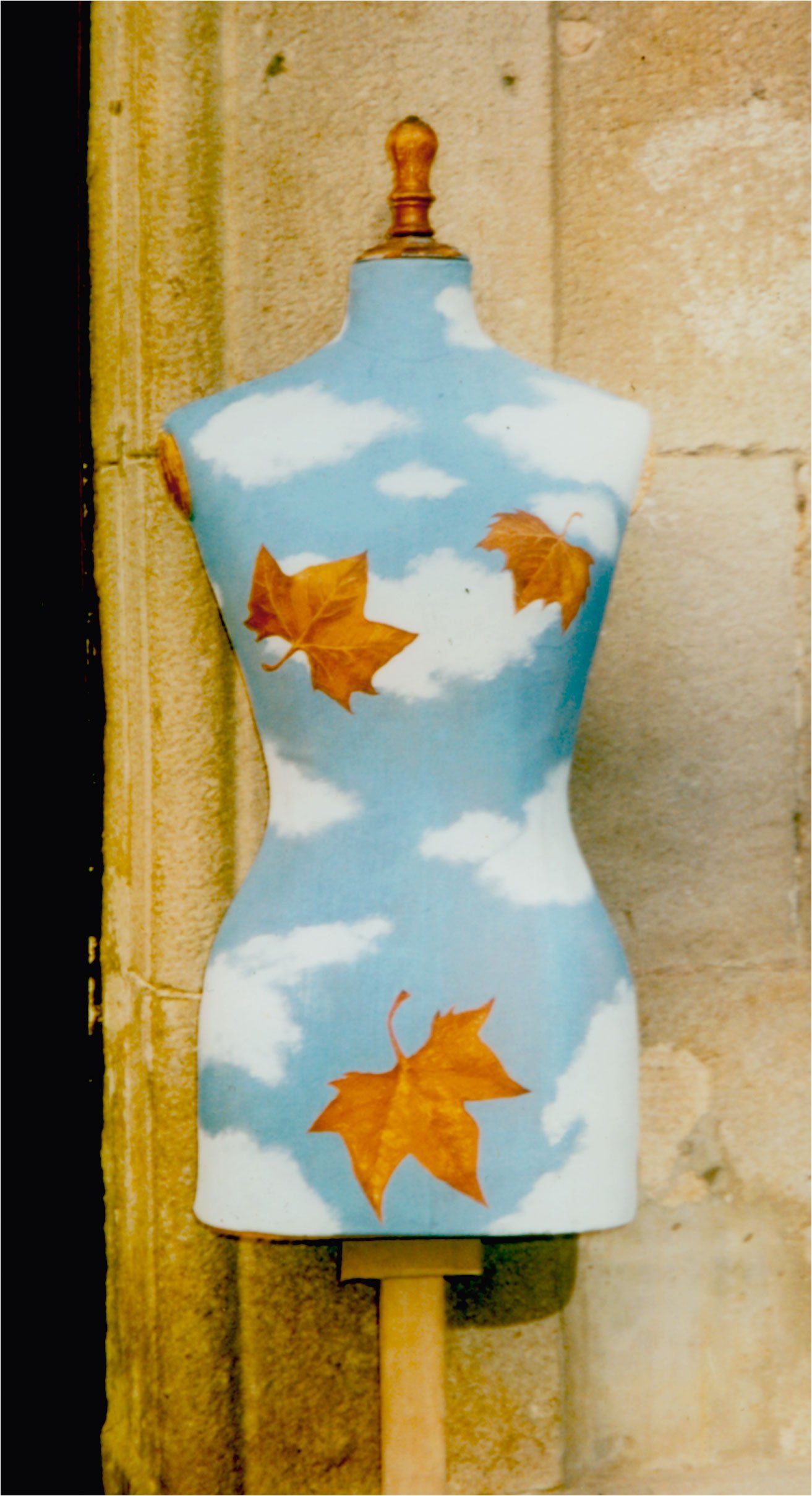 Pintura sobre maniquí inspirada en René Magritte