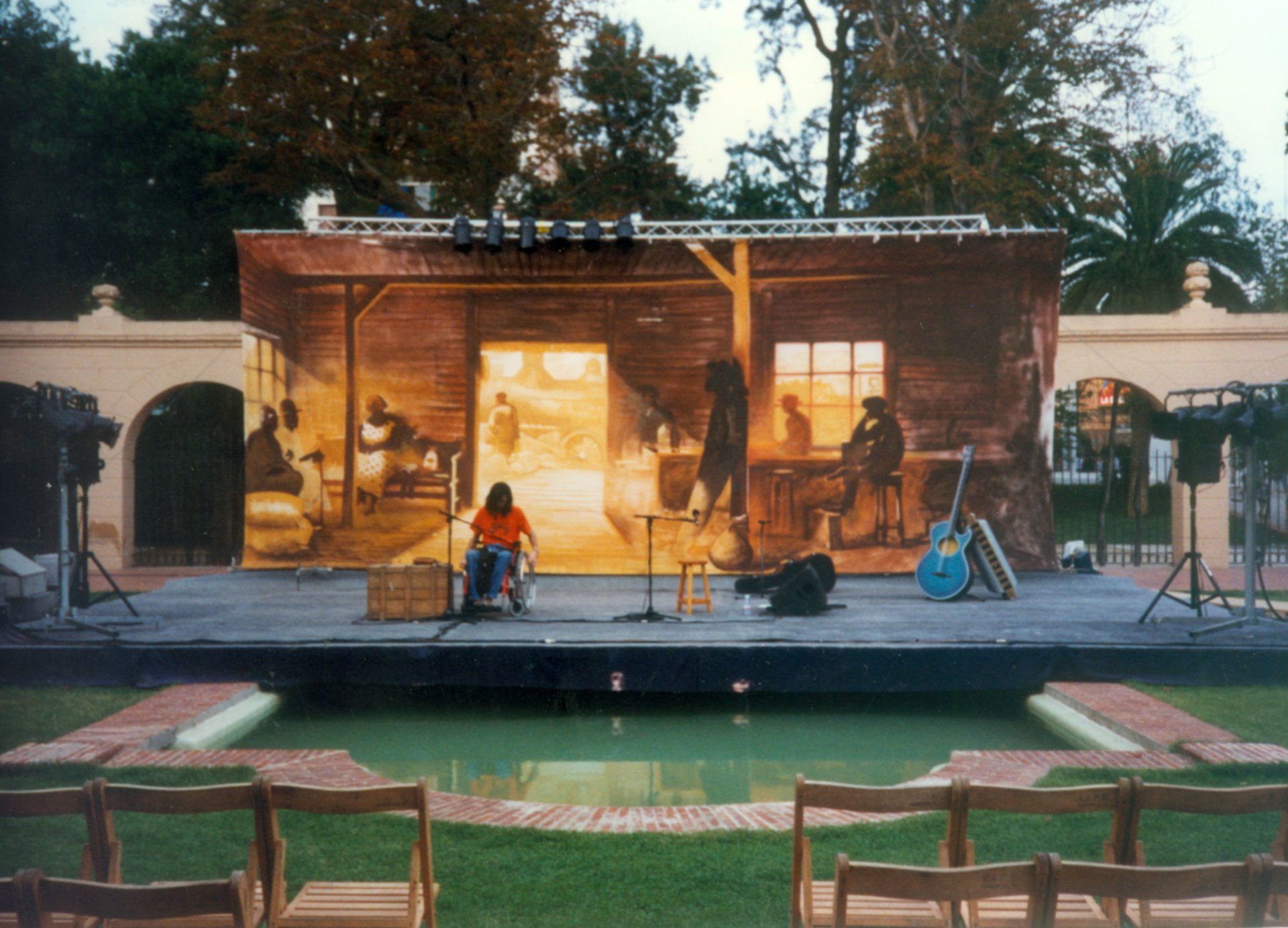 Escenografía de una estación de tren para la gira de conciertos de Big Mama y Víctor Uris