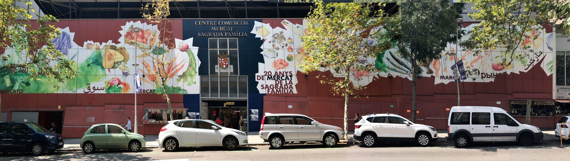 Pintura mural de la fachada del Mercado Municipal de la Sagrada Familia en Barcelona