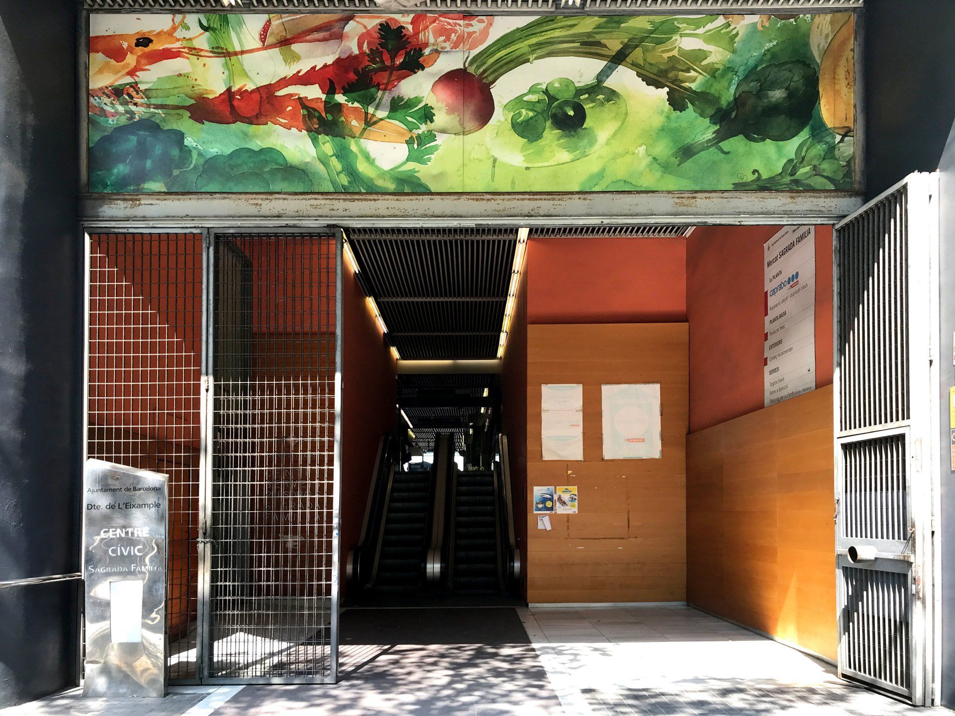 Pintura mural de la fachada del Mercado Municipal de la Sagrada Familia en Barcelona