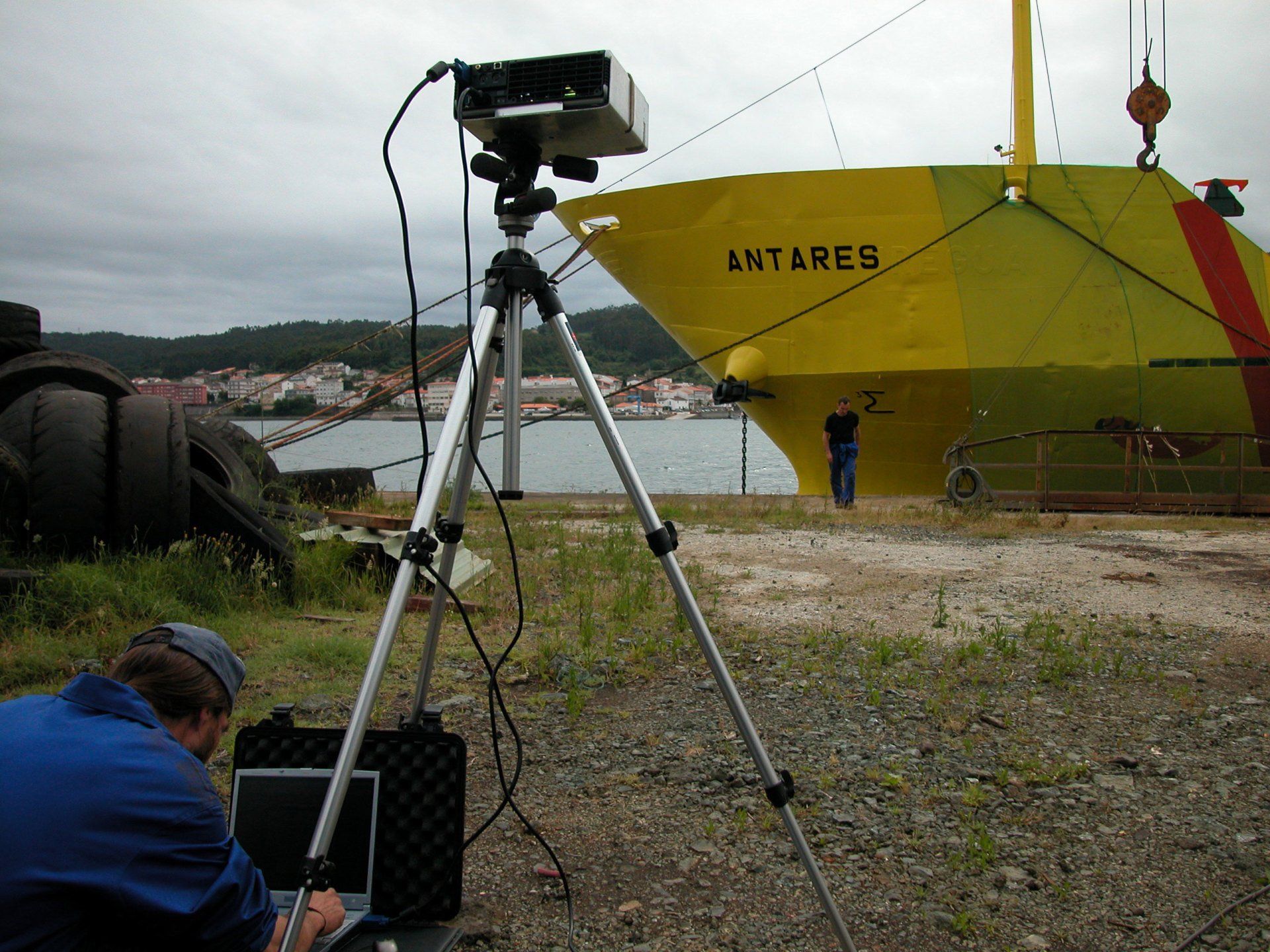 Pintura mural de barco para la campaña Nightology de J&B