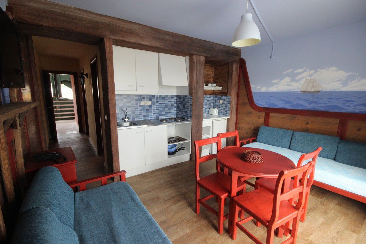 Pintura mural tematizada de galeón para habitación de hotel en Mallorca. Ambientación y mobiliario: Naturtec Projectes, SL.