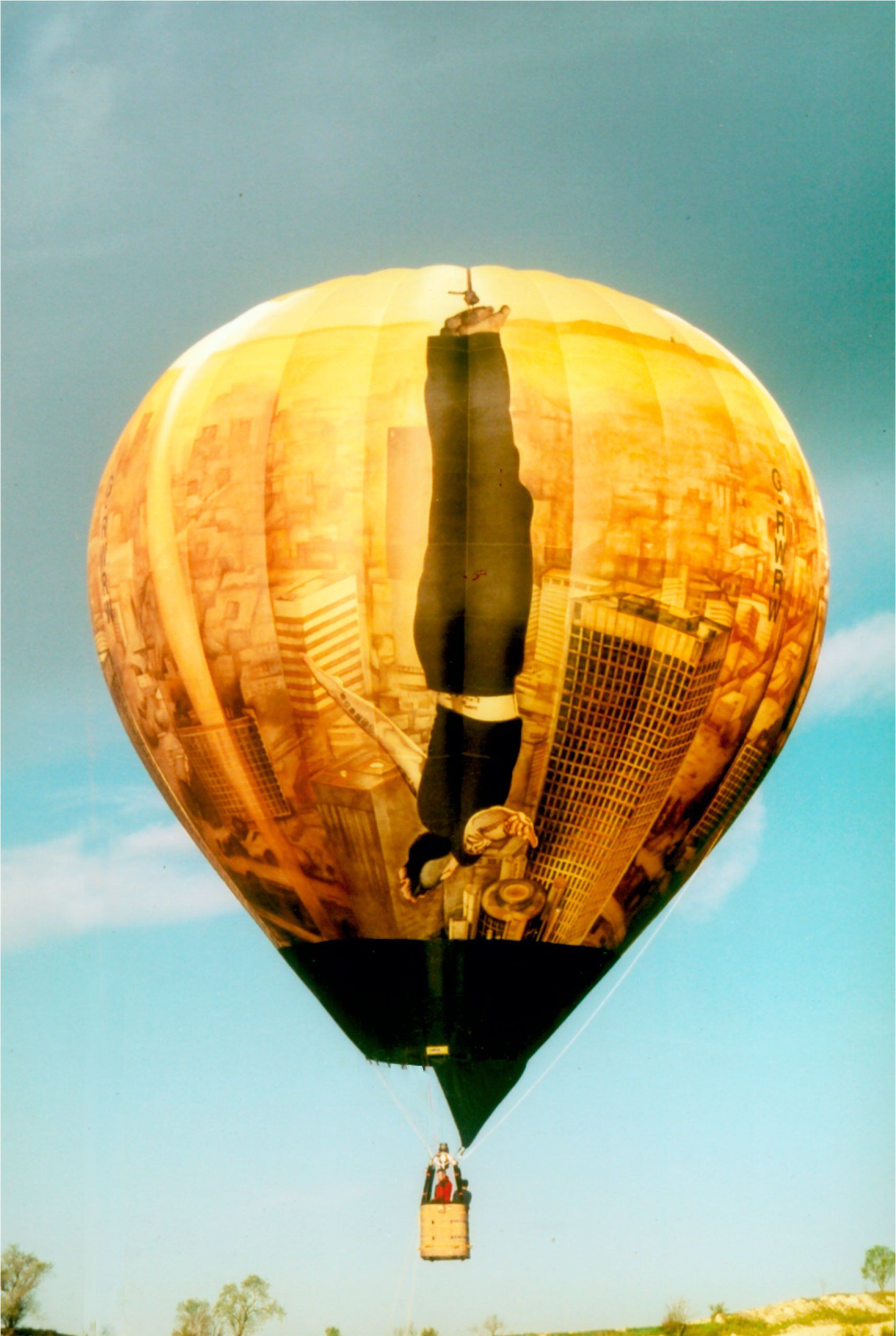 Pintura de globo aerostático de un fondo de ciudad para campaña publicitaria