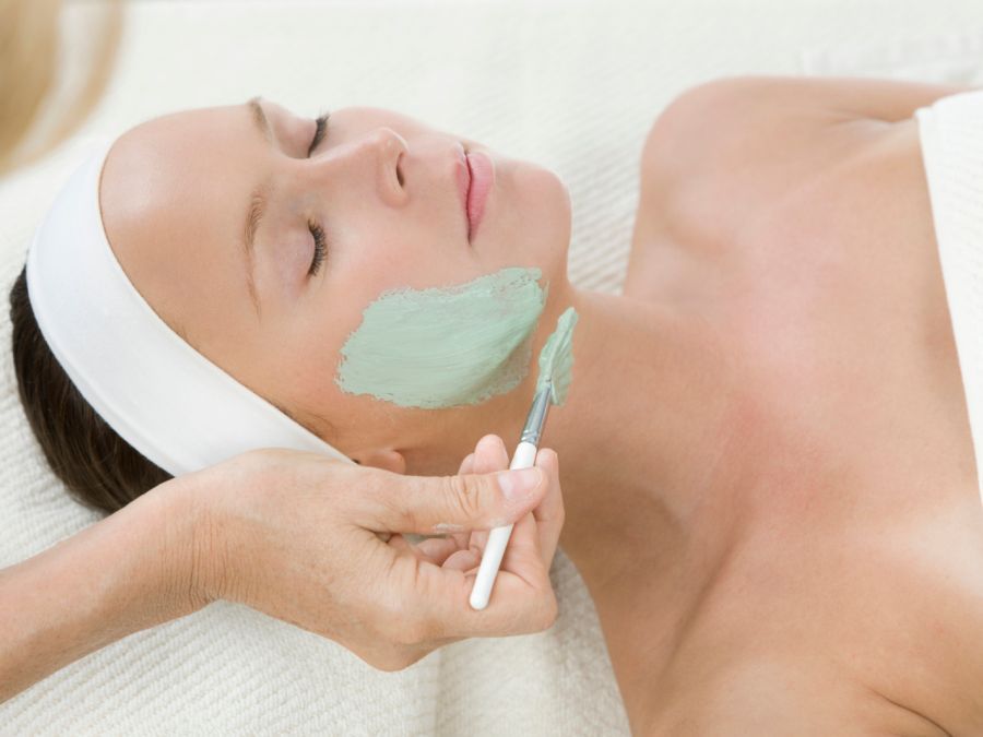 Auftragen einer pflegenden Maske im kosmetikstudio Reichel.